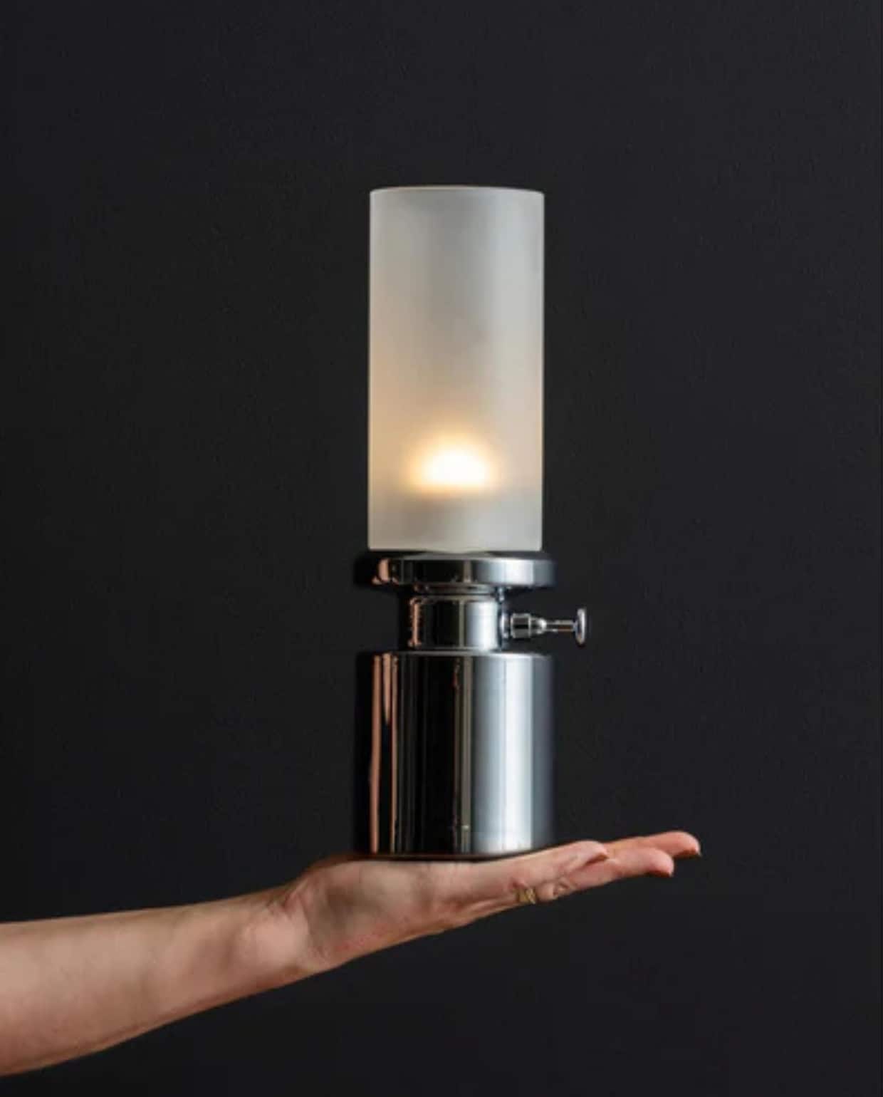 Shop op shop.vtwonen.nl: Leitmotiv tafellamp Camp, ijzer, 9x29,5 cm (Øxh) € 69,95. Leitmotiv