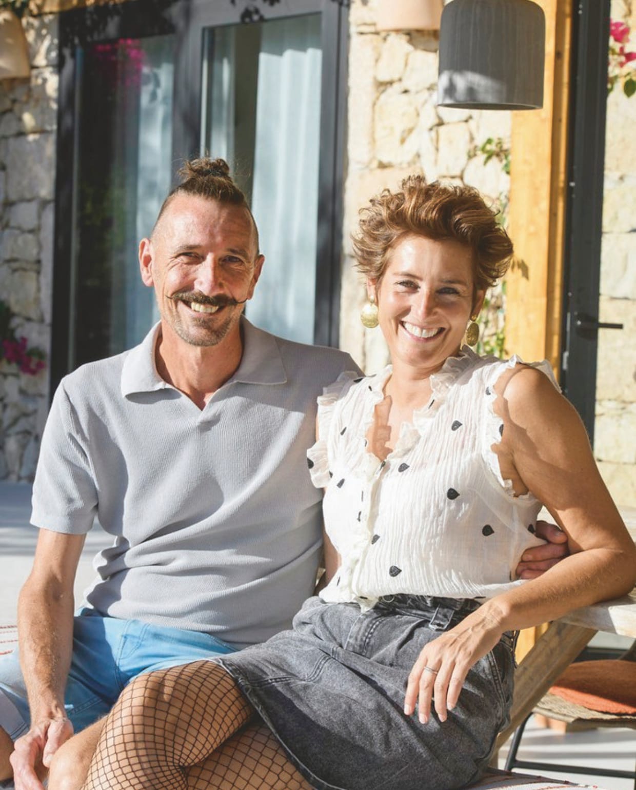 De bewoners, Isabelle van de Voorde (45) en Marco Scherbeijn (52), eigenaars van Viva la Vida Buena. vtwonen zomerboek 2025 | styling Inge van Lieshout | fotografie Louis Lemaire | tekst Merel van der Lande