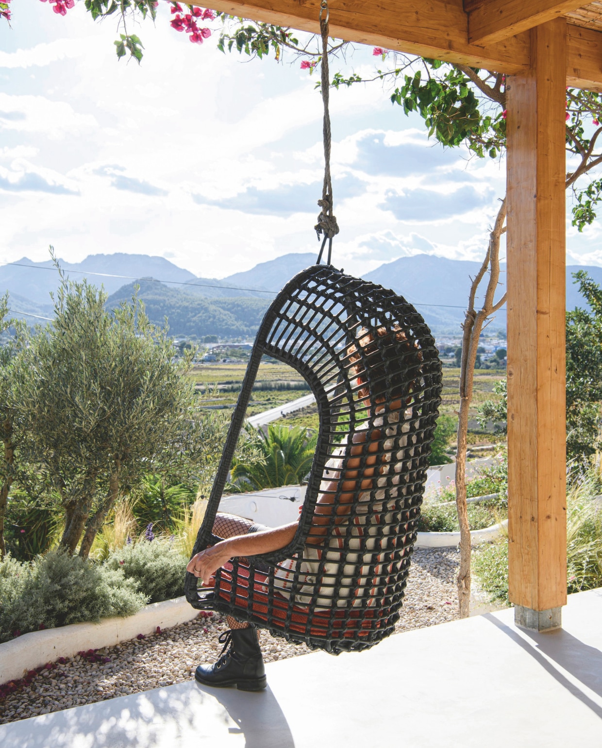 Hangstoel HKliving. vtwonen zomerboek 2025 | styling Inge van Lieshout | fotografie Louis Lemaire | tekst Merel van der Lande