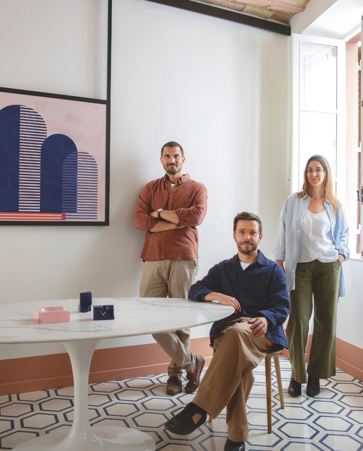 De interieurontwerpers van Studio Tamat Stijlvol Wonen 04-2025 | Styling Francesca Sironi | Fotografie Monica Spezia | Tekstbewerking Tanne Donjarcour Gielen | Productie Living Inside | brontekst Francesca Sironi