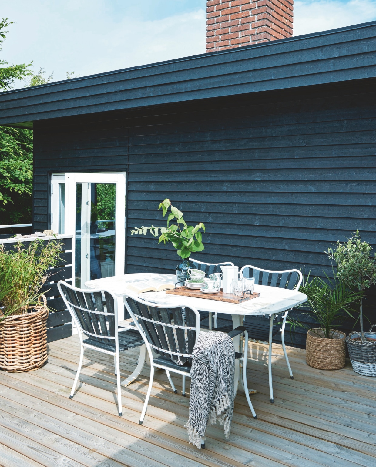 Tuinmeubels Deense klassiekers Marguerit van Mandalay. vtwonen landelijk 04-2025 | Styling Rikke Graff Juel | Fotografie Anitta Behrendt