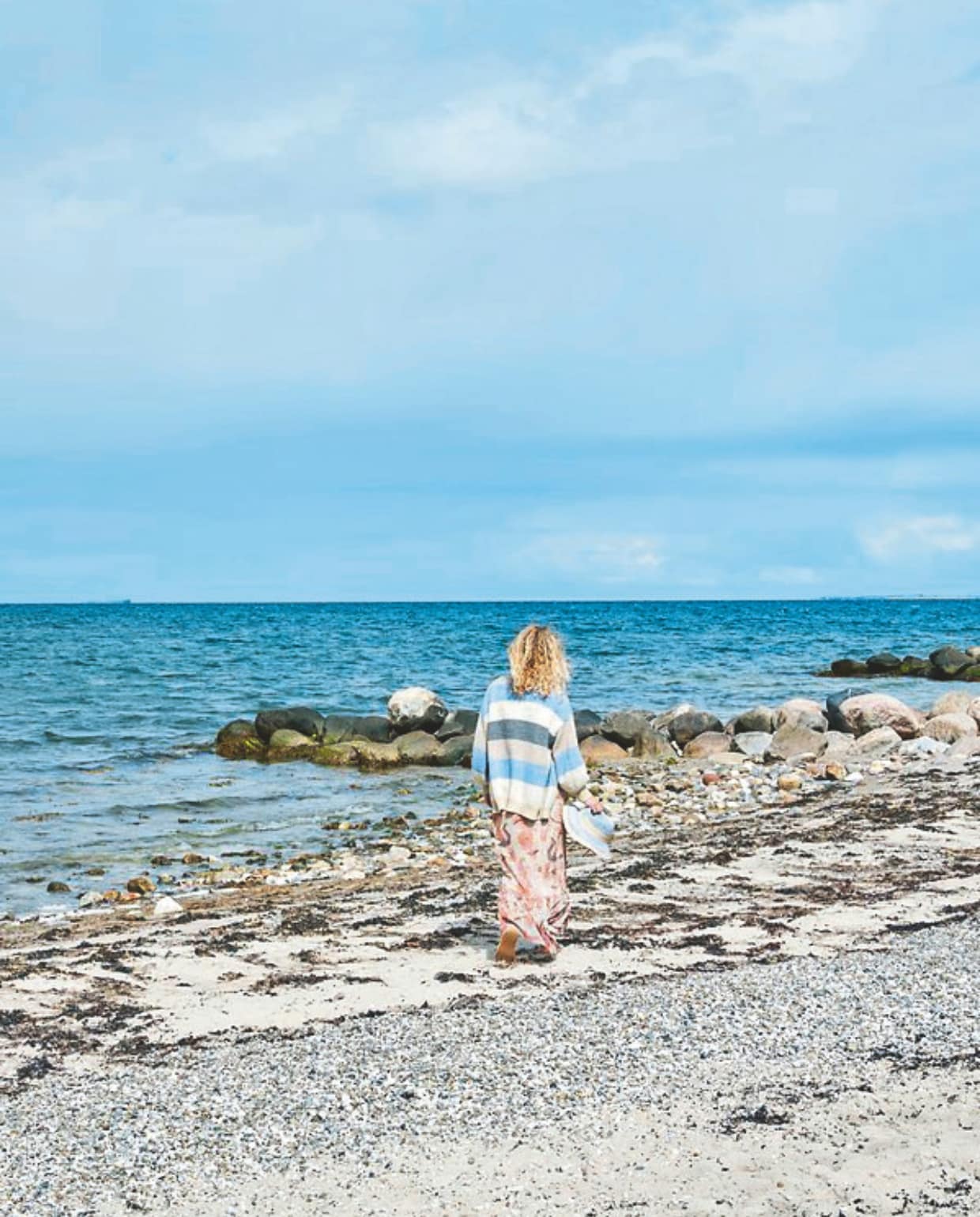 Line Jahn op het strand. vtwonen landelijk 04-2025 | Styling Rikke Graff Juel | Fotografie Anitta Behrendt