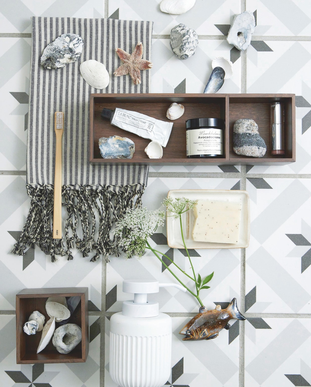 Accessoires uit Line’s winkel Vitrinen in Køge, van merken als Greengate, Maileg, Koustrup, Ib Laursen, Willow Tree, Brink Nordic, Summerbird, en Munkholm, aangevuld met gevonden schelpen en keien. vtwonen landelijk 04-2025 | Styling Rikke Graff Juel | Fotografie Anitta Behrendt