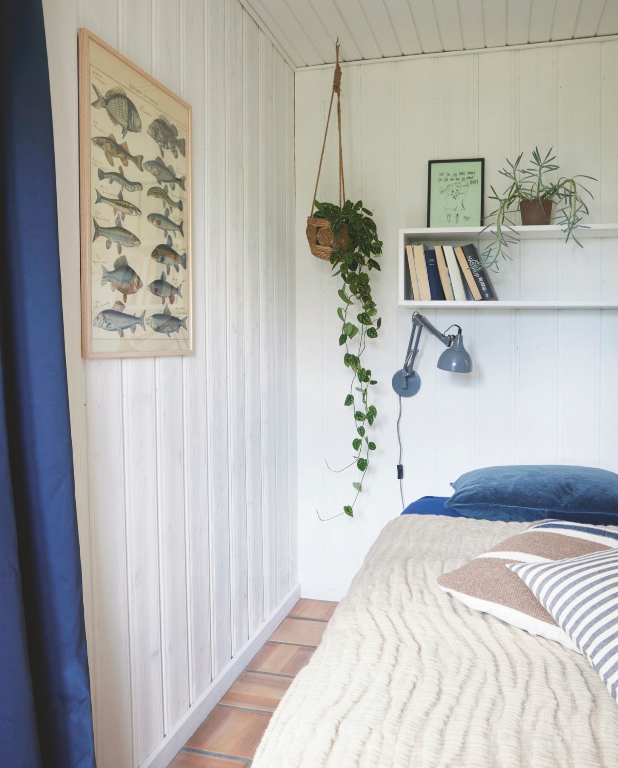 Lamp en wandrek tweedehands vondsten. vtwonen landelijk 04-2025 | Styling Rikke Graff Juel | Fotografie Anitta Behrendt