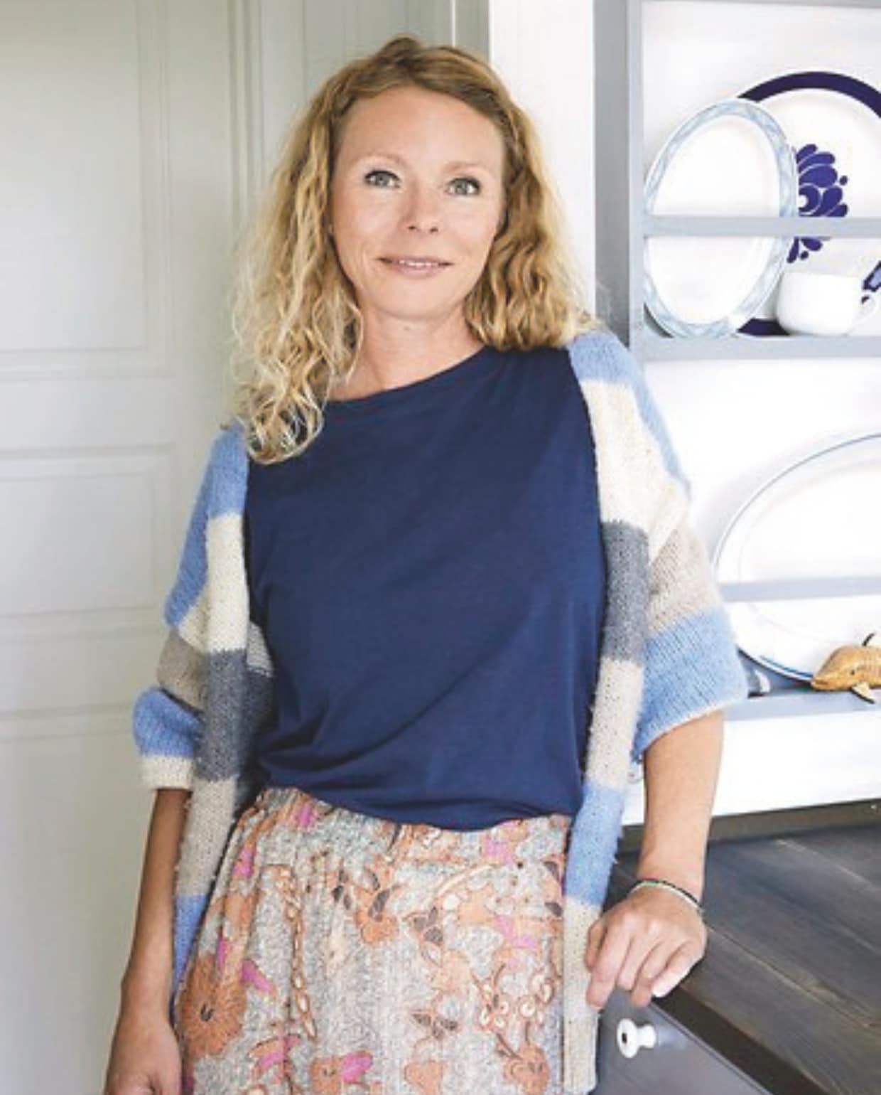 Bewoonster Line Jahn (47, eigenaar woondecoratiewinkel Vitrinen). vtwonen landelijk 04-2025 | Styling Rikke Graff Juel | Fotografie Anitta Behrendt