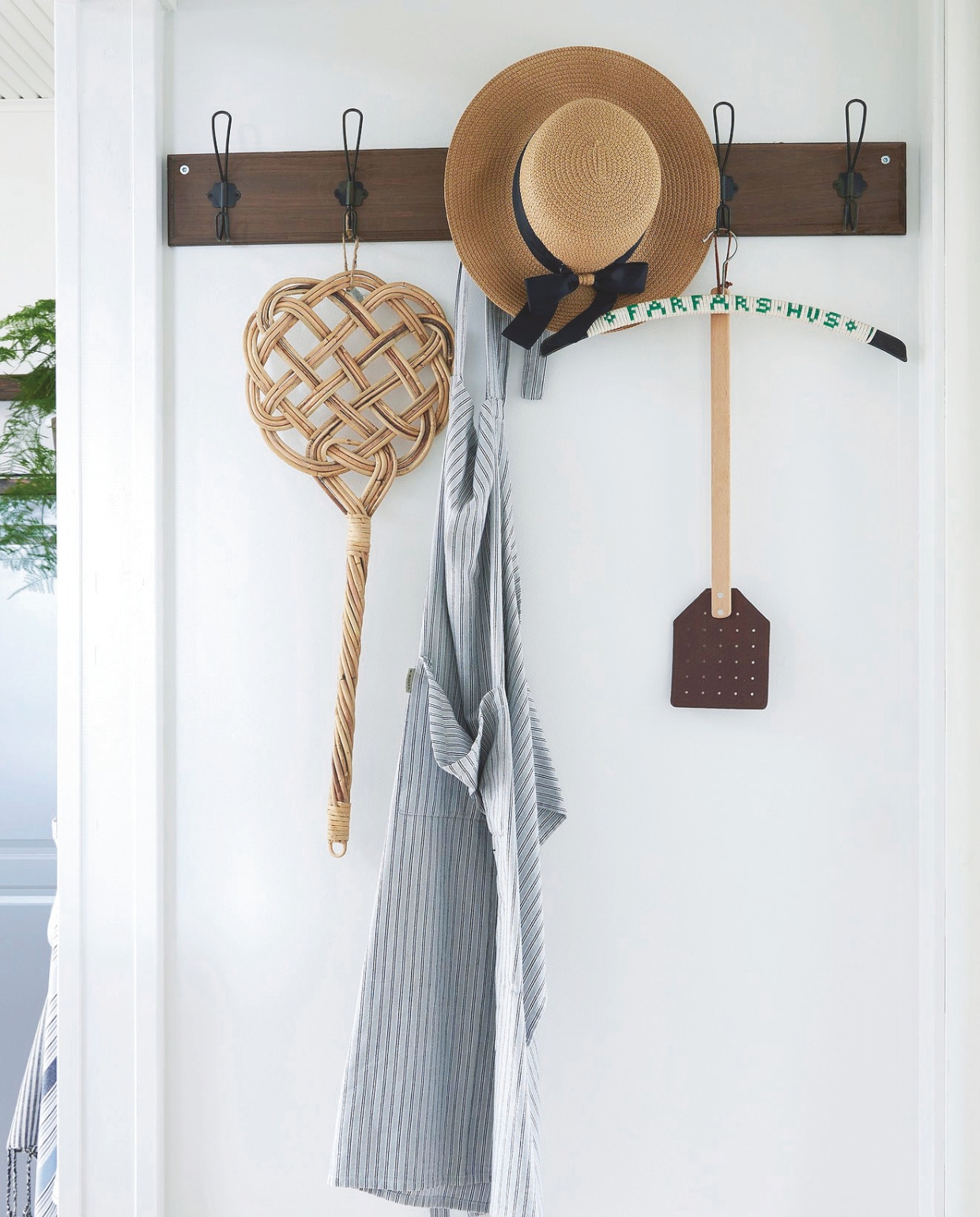 Gebruiksvoorwerpen die tevens decoratief zijn, passen perfect in de landelijke stijl. vtwonen landelijk 04-2025 | Styling Rikke Graff Juel | Fotografie Anitta Behrendt