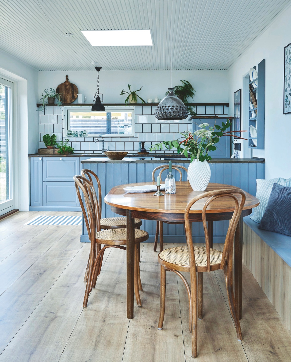 De eettafel  en lamp waren al aanwezig in het huis. Vaas Morsø. Rond de eettafel staan Thonet-stoelen die Line van haar moeder kreeg. vtwonen landelijk 04-2025 | Styling Rikke Graff Juel | Fotografie Anitta Behrendt