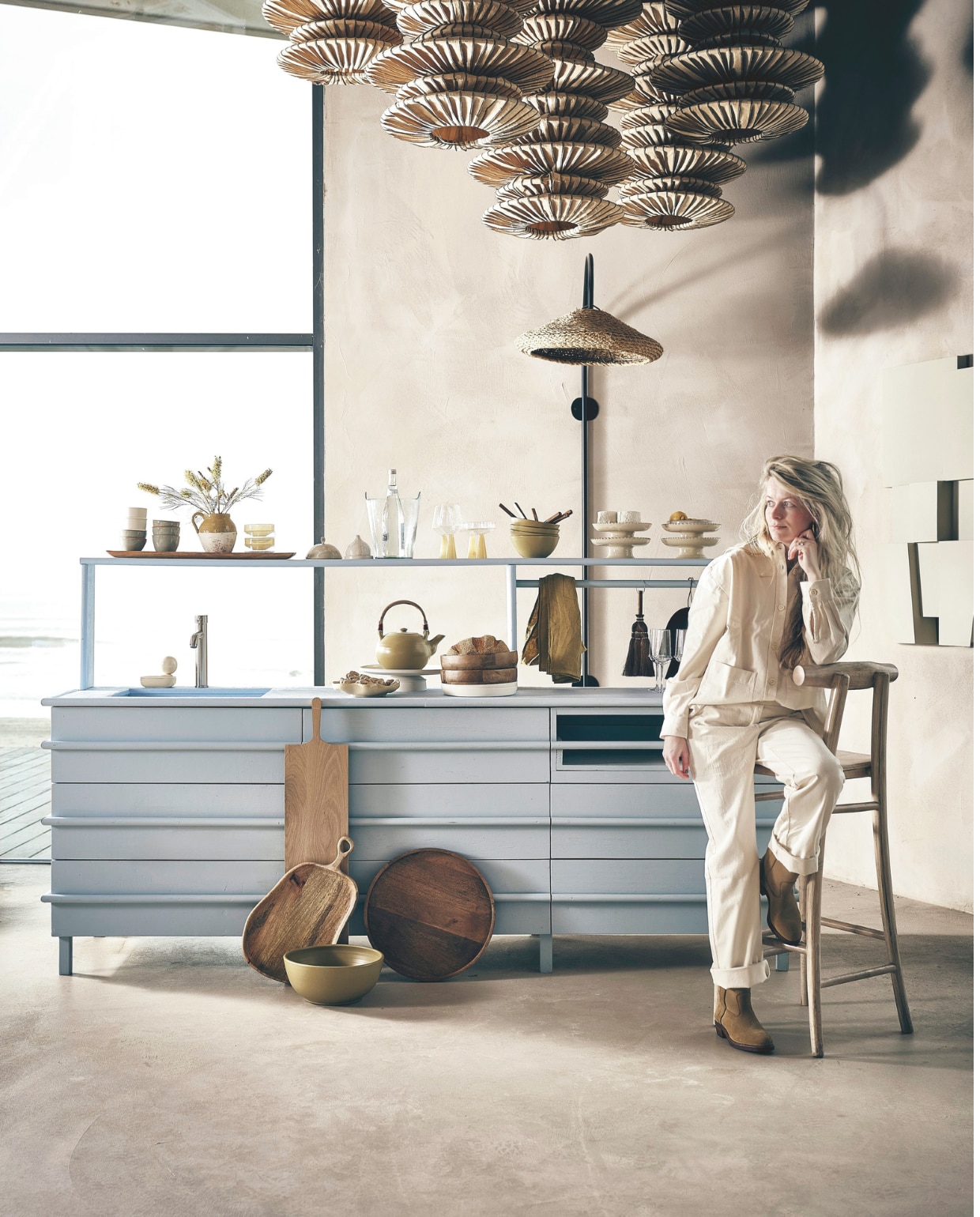 Maatwerk keuken, prijs op aanvraag (com-anders.nl). Wandkunstwerk Modern Shapes € 1695,-, witte sculptuur € 195,-, blauw blok € 65,-, keramieken zeepbak Boule Vanille van April van Domburg x Edith Beurskens € 120,- (edithbeurskens.com). Houten sokkel Bulb, 28x83 cm (Øxh) € 299,-, houten object Vieste XL € 89,99, houten XL-bord Gila € 59,99 en houten dienblad Lang Golden Oak € 52,99 van Urban Nature Culture, betegelde bijzettafel Zellige van Household Hardware, 40x40x40 cm € 499,- (shop.vtwonen.nl). Witte keramieken vaas € 39,99, houten serveerplank met oor € 32,99, organische porseleinen schaal € 24,99, houten schaal € 29,99  (hm.com). Witte serveerschaal € 109,90, stoffer en blik € 90,-, wijnglas Serax € 22,90, witte diepe borden € 34,-, grote houten broodplank € 90,- (letoile.store). Mosterdkleurige doek € 99,-, mosterdkleurige schaal € 149,95, keramieken theepot Olive € 90,- (sukha.nl). Gestreepte linnen gastendoek The Belgian Towel, 55x65 cm € 38,- (libecohomestores.eu). Op de plank v.l.n.r.: houten dienblad Lang Golden Oak van Urban Nature Culture  € 52,99 (shop.vtwonen.nl), witte keramieken koffiekop Alabaster Dune van Kelly Wearstler voor Serax, set van 2 € 32,- (letoile.store), Japanse schaaltjes € 39,-, terracotta kan € 49,99 (zarahome.com), glazen schaaltjes Claude van Brût Homeware, set van 4 € 42,50 (shop.vtwonen.nl), stolp met schotel € 69,90 (letoile.store), knoflookvormige stolp met schotel € 9,99 (hm.com), glazen wijnkoeler Crinkle van Urban Nature Culture € 69,99, wijnglas en coupe Claude van Brût Homeware, set van 2 € 39,95 (shop.vtwonen.nl), keramieken soepkom Olive € 26,- (sukha.nl), houten bestekset 70’s € 149,- (hkliving.com), bord op voet Zigzag van Household Hardware € 39,95 (shop.vtwonen.nl), wit gestructureerd schaaltje € 22,90 (letoile.store). Overig locatie- en privébezit. vtwonen 05-2025 styling | styling Liza Wassenaar | fotografie Sjoerd Eickmans