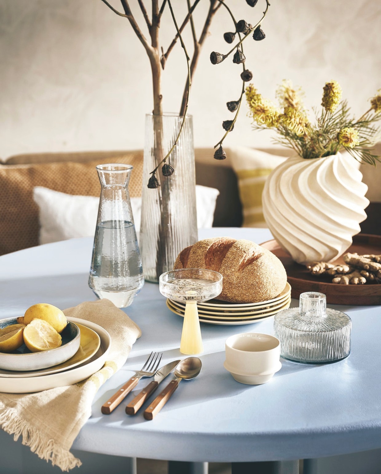 Maatwerk eettafel geverfd in Blue Bay van Lab Paint € 1350,- (pebb.nl). Linnen gastendoek The Belgian Towel, 55x65 cm € 38,-, mosterdgeel gestreepte linnen kussenhoes € 91,- (libecohomestores.eu). Houten bestekset 70’s € 149,- (hkliving.com). Glazen coupe Claude, set van 2 € 39,95 en glazen karaf Claude € 34,50 van Brût Homeware. Keramieken vaas Ribbed € 79,99, glazen vaas Havet € 39,99, houten XL-bord Gila € 59,99 en glazen kandelaar Solvi A € 19,99 van Urban Nature Culture (shop.vtwonen.nl). Keramieken koffiekop Alabaster Dune van Kelly Wearstler voor Serax, set van 2 € 32,-, wit diep bord € 34,-, blauw-wit fijngestreept kussen € 59,90 (letoile.store). Bruin-geel fijngeblokt kussen € 45,99 (zarahome.com). Overig locatie- en privébezit. vtwonen 05-2025 styling | styling Liza Wassenaar | fotografie Sjoerd Eickmans