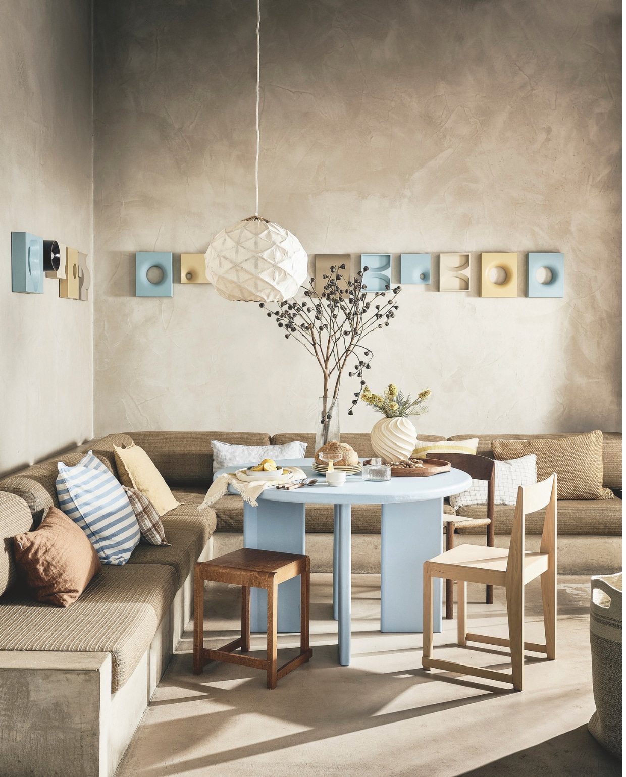Maatwerk eettafel geverfd in Blue Bay van Lab Paint € 1350,- (pebb.nl). Linnen gastendoek The Belgian Towel, 55x65 cm € 38,-, mosterdgeel gestreepte linnen kussenhoes € 91,- (libecohomestores.eu). Houten bestekset 70’s € 149,- (hkliving.com). Glazen coupe Claude van Brût Homeware, set van 2 € 39,95, keramieken vaas Ribbed € 79,99, glazen vaas Havet € 39,99, houten XL-bord Gila € 59,99 en glazen kandelaar Solvi A € 19,99 van Urban Nature Culture (shop.vtwonen.nl). Keramieken koffiekop Alabaster Dune van Kelly Wearstler voor Serax, set van 2 € 32,-, wit diep bord € 34,-, bruin geruit kussen € 59,90, terracotta kussen € 49,50, blauw-wit geruit kussen € 59,90, blauw-wit fijngestreept kussen € 59,90 (letoile.store). Gele linnen kussenhoes € 46,75, blauw-wit gestreepte kussenhoes € 33,75 (bungalow.dk). Fijngeblokt kussen rechts € 45,99 (zarahome.com). Blauwe schaal € 16,-, hanglamp € 385,- (couvaloup.com). Geel-wit bord € 7,99, opbergmand € 34,99 (hm.com). Houten kruk € 410,-, lichthouten stoel € 640,- (vanmokum.com). 3D-wandkunst Play, kleur op aanvraag € 170,- (edithbeurskens.com). Overig locatie- en privébezit. vtwonen 05-2025 styling | styling Liza Wassenaar | fotografie Sjoerd Eickmans
