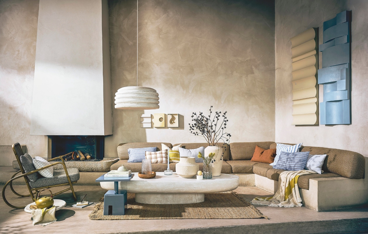 Gerecycled glazen vaas Flyt € 34,99, gerecycled glazen vaas Esa € 34,99, glazen tumbler Hammered € 10,99, gerecycled glazen kandelaar Solvi A€ 19,99 en houten lepel Sprig van Urban Nature Culture € 4,95, bijzettafel Chubby van Zuiver, ijzer en aluminium, 40x40x45 cm (bxdxh) € 199,-, tadelakt fruitschaal op voet Household Hardware € 159,- (shop.vtwonen.nl). Salontafel € 2200,- en hanglamp Donuts, vanaf 60x30 cm (Øxh) € 799,-, meer informatie op aanvraag (lanena-home.com). Vloerkleed, 140x200 cm€ 337,90, wit-bruin geruit kussen € 59,90, terracotta kussen € 49,50, blauw-wit kussen in fauteuil € 59,90, blauw gestreepte kussens links en rechts € 59,90, lichtblauw kussen rechts € 49,90, fijngestreept blauw-wit kussen links € 59,90, stolp met schotel € 69,90, blauw notitieboek € 29,90,- (letoile.store). Dinerkaars € 2,20 (couvaloup.com). Mosterdgeel gestreepte linnen kussenhoes € 91,-, handdoek, 110x180 cm € 156,-, gastendoekjes € 38,- (libecohomestores.eu). Keramieken box Boule Small Butter Vanille € 95,-, kleine wandkunstwerken 3D-art works Play, kleur op aanvraag € 170,-, grote wandkunstwerken Modern Shapes Totem € 1250,- en Dunes Large € 1650,- (edithbeurskens.com). Papier-maché vazen groot € 59,99 en breed € 44,99, koffietafelboek Design Stays € 39,99, mangohouten slakom € 29,99 (hm.com). Keramieken theepot Olive € 90,-, koffietafelboek The Avant Gardens € 45,-, klein notitieboek € 29,95 (sukha.nl). Lichtblauw-wit gestreepte katoenen kussenhoes Roma Azur (rechts) € 33,75 (bungalow.dk). Overig locatie- en privébezit. vtwonen 05-2025 styling | styling Liza Wassenaar | fotografie Sjoerd Eickmans