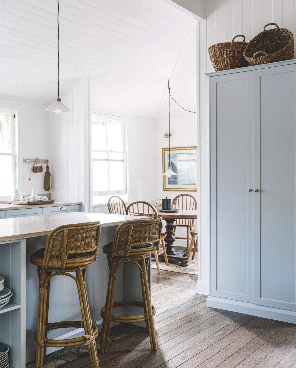 Maatwerk keuken in Newport Blue van Porter’s Paint. Muurverf Popcorn van Porter’s Paint. Meubels vintage van een veilinghuis en een lokale tweedehands-interieurzaak. vtwonen Landelijk 4-2025 | fotografie Marnie Hawson