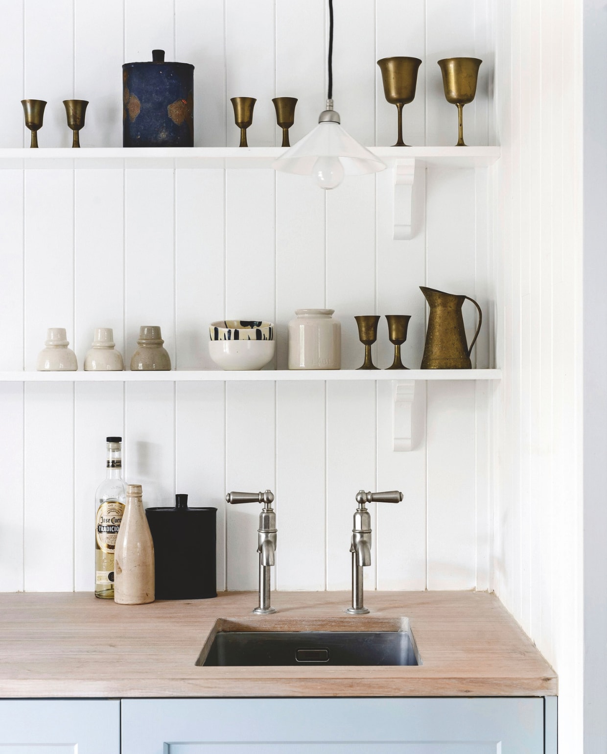 Tinnen kranen Perrin &amp; Rowe. Maatwerk kasten geschilderdin Newport Blue, muurverf Popcorn, beide van Porter’s Paint. vtwonen Landelijk 4-2025 | fotografie Marnie Hawson
