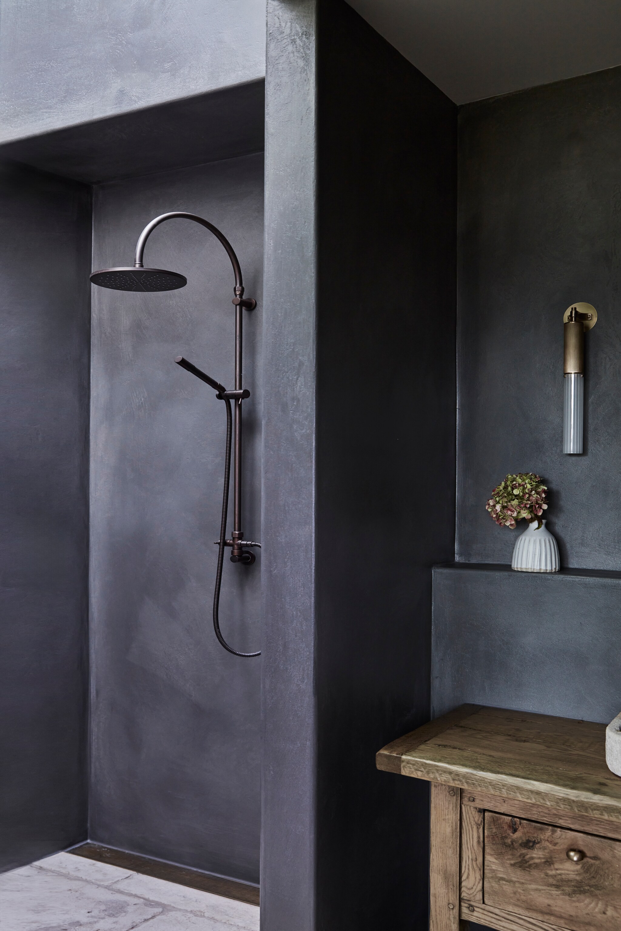 Wastafelmeubel Camargue. Wasbak en vloer van Frans kalksteen via Barefoot Living. Verweerd messing kraan City Stik van Brodware. Lampen LightCo. Muurkleur Juvenile van Dulux. vtwonen Landelijk 07-2025 | styling Louise Walsh | fotografie Maree Homer  | productie Living Inside