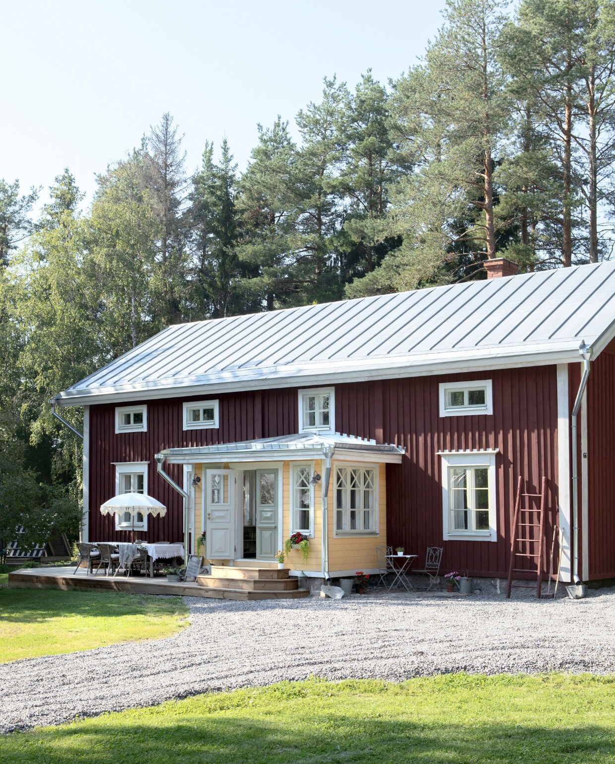 Het huis is een typisch houten boerenhuis.De zesruitige ramen waren populair in de 19e eeuw (rond 1850).De veranda is volledig nieuw, die bestond nog niet vóór de renovatie.Het gezin wilde graag meer ruimte voor buitenspullen en schoenen, en een tochtportaal om de kou tijdens de winter buiten te houden. De gele kleur van de veranda is typisch voor oude huizen in Österbotten.Jenny wilde een geel geschilderde veranda omdat het traditioneel is en het huis een persoonlijker en interessanter uiterlijk geeft.Het dak is gemaakt van metalen platen, gelegd volgens traditionele methodes. vtwonen Landelijk 06-2025 | styling, fotografie & tekst Heikki Rautio | productie Studio Rautio