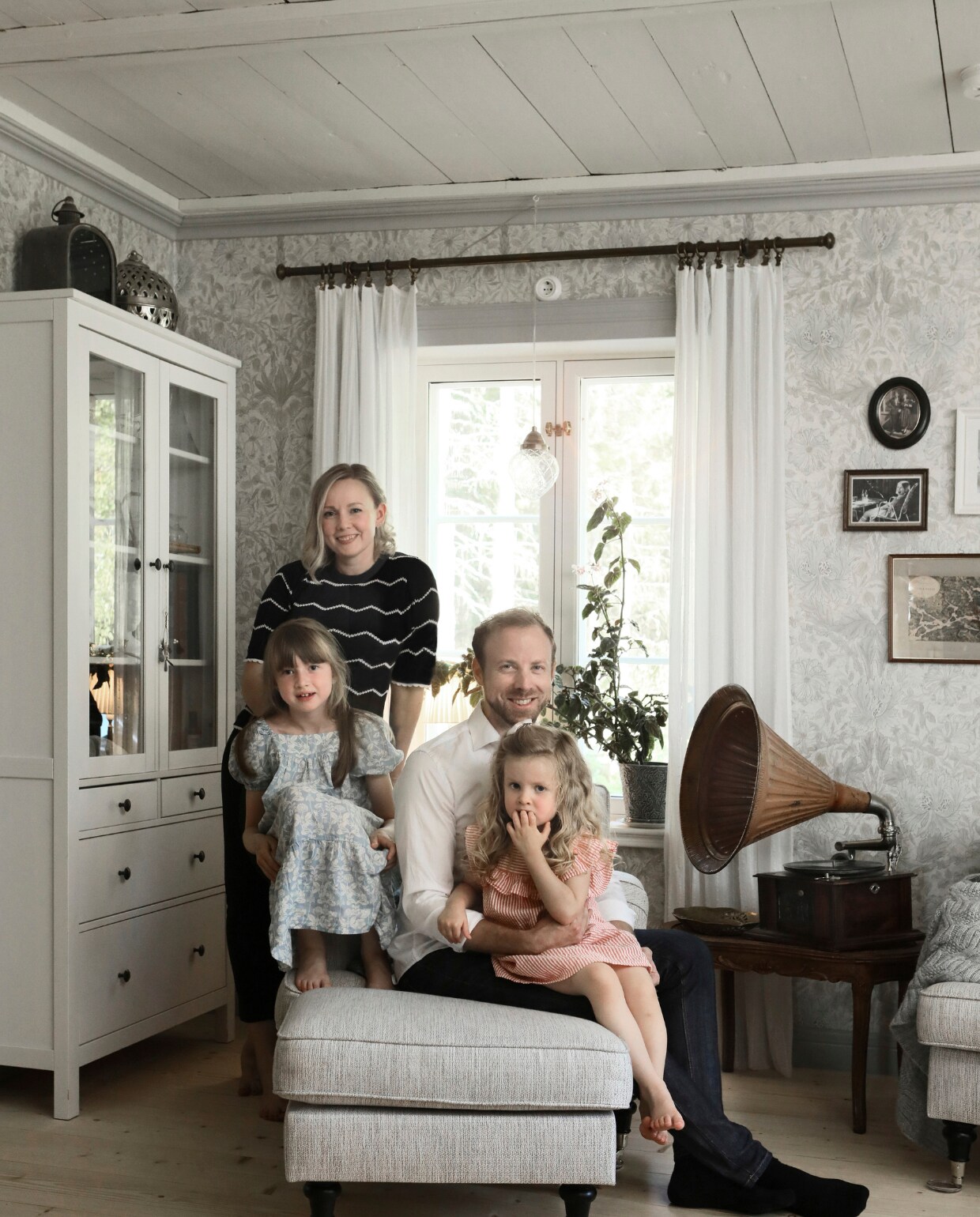 De jongste van het gezin, de 3-jarige Linnéa, is bij haar vader Tommy op schoot gekropen. Céline is 7 jaar. Jenny komt oorspronkelijk uit de historische houten stad Kristiinankaupunki en Tommy uit Korsnäs. vtwonen Landelijk 06-2025 | styling, fotografie & tekst Heikki Rautio | productie Studio Rautio