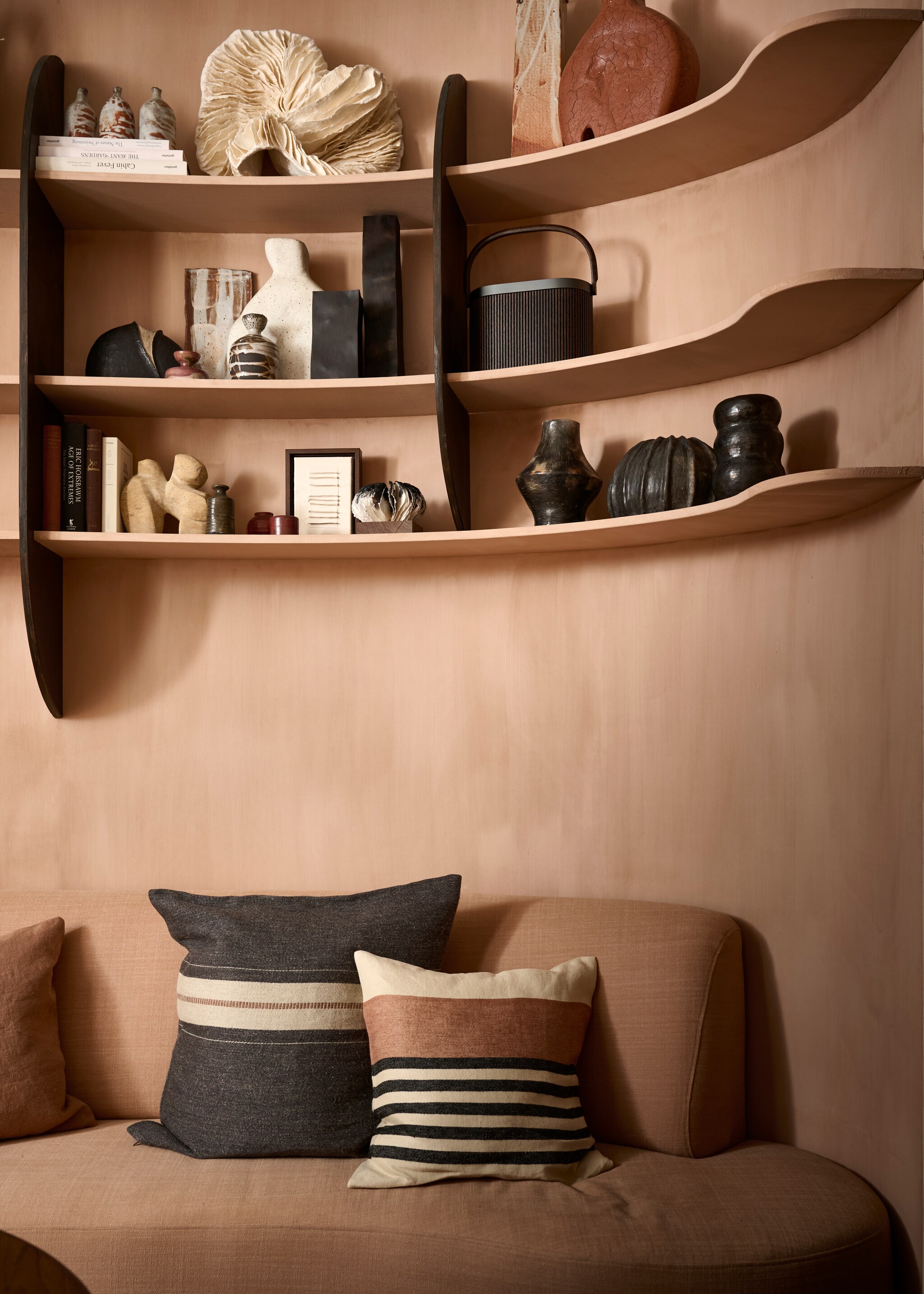 Wandkasten op maat gemaakt door Combitex, prijs op aanvraag (com-anders.nl). Hanglamp Messy Pods van MVN&I (mvninteriors.com). Vaas op tafel, papierkunst, prijs op aanvraag (elsavisser.com). Macramé wandkleed Silky Gold Metallic met stang, prijs op aanvraag (millanovo.com). Bekijk alle overige productinformatie via go.vtwonen.nl/vt7-2025. vtwonen 07-2025 | styling Liza Wassenaar | fotografie Sjoerd Eickmans