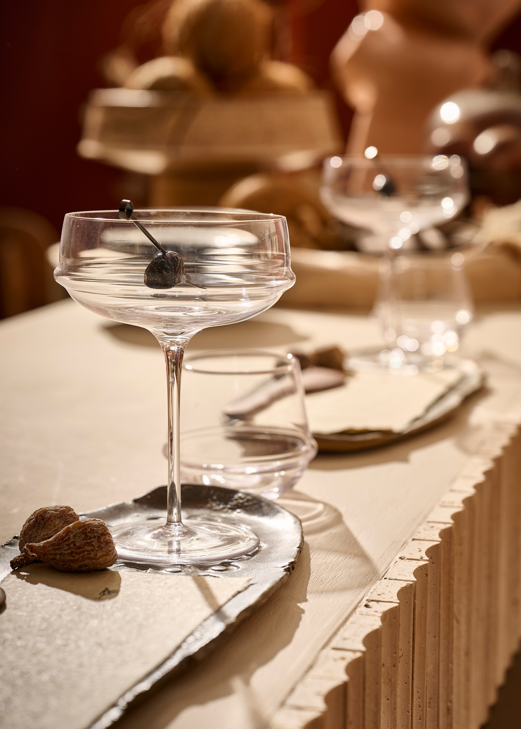 Cocktailbar en wandkast op maat gemaakt door Combitex met ingelegde tegels Mosaic 3D Creta Cream van L’Antic Colonial via Ton Scholten en geschilderd met kalkverf Petit Macaron no 916 van Lab Paint via Vestingh, prijs op aanvraag (com-anders.nl). vtwonen 07-2025 | styling Liza Wassenaar | fotografie Sjoerd Eickmans