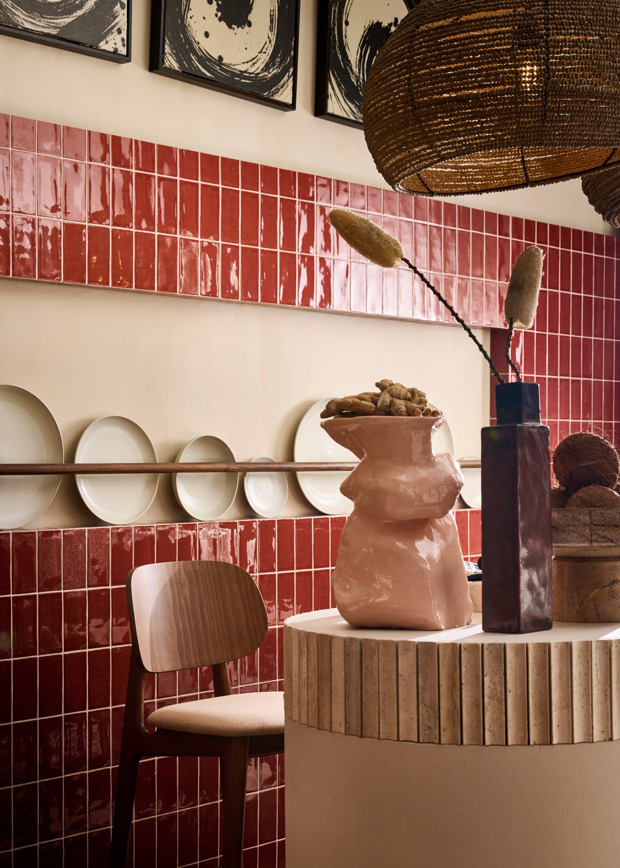 Cocktailbar en wandkast op maat gemaakt door Combitex met ingelegde tegels Mosaic 3D Creta Cream van L’Antic Colonial via Ton Scholten en geschilderd met kalkverf Petit Macaron no 916 van Lab Paint via Vestingh, prijs op aanvraag (com-anders.nl). Wandtegels Pradolongo Garnet Brillo van Heritage en vloertegels Limestone Cream via Ton Scholten (tonscholten.nl). Hanglampen Pebbles Ivory en handdoek van MVN&I, prijs op aanvraag (mvninteriors.com). Koraalvormige kunstobjecten op steen, papierkunst, prijs op aanvraag (elsavisser.com). Bekijk alle overige productinformatie via go.vtwonen.nl/vt7-2025. vtwonen 07-2025 | styling Liza Wassenaar | fotografie Sjoerd Eickmans