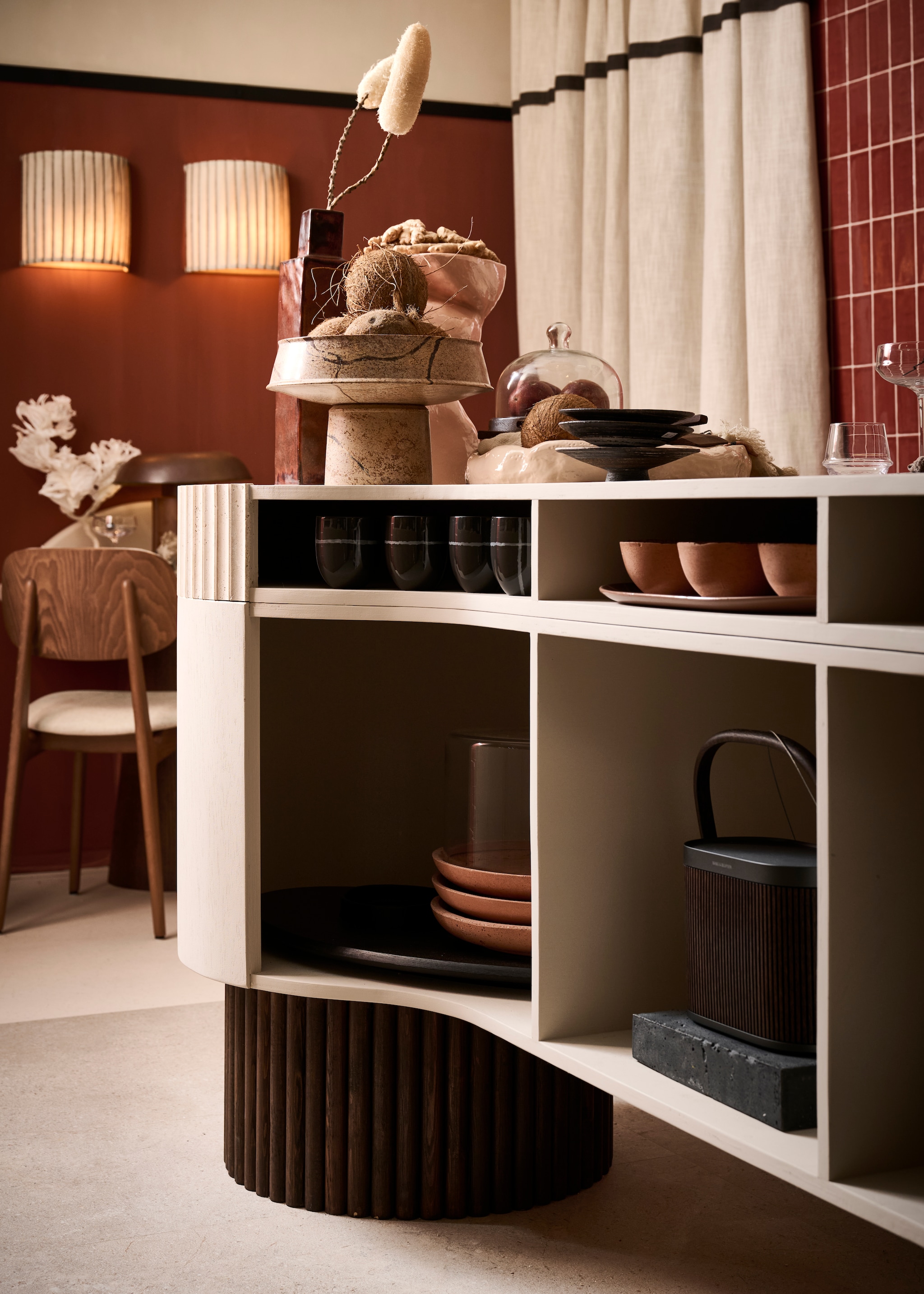 Cocktailbar en wandkast op maat gemaakt door Combitex met ingelegde tegels Mosaic 3D Creta Cream van L’Antic Colonial via Ton Scholten en geschilderd met kalkverf Petit Macaron no 916 van Lab Paint via Vestingh, prijs op aanvraag (com-anders.nl). Koraalvormige kunstobjecten op steen, papierkunst, prijs op aanvraag (elsavisser.com). Wandtegels Pradolongo Garnet Brillo van Heritage en vloertegels Limestone Cream via Ton Scholten (tonscholten.nl). Hanglampen Pebbles Ivory en handdoek van MVN&I, prijs op aanvraag (mvninteriors.com). Bekijk alle overige productinformatie via go.vtwonen.nl/vt7-2025. vtwonen 07-2025 | styling Liza Wassenaar | fotografie Sjoerd Eickmans