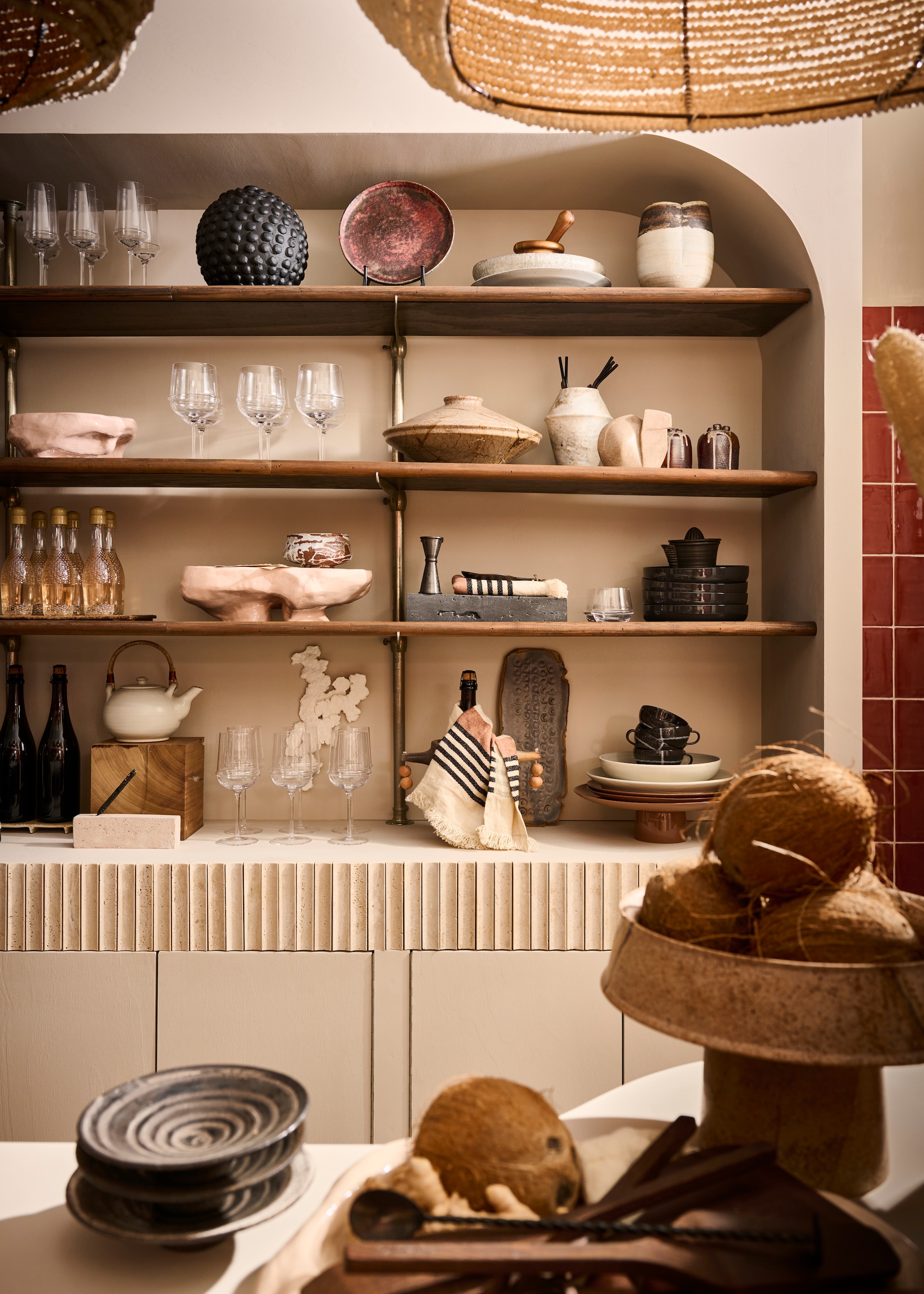 Cocktailbar en wandkast op maat gemaakt door Combitex met ingelegde tegels Mosaic 3D Creta Cream van L’Antic Colonial via Ton Scholten en geschilderd met kalkverf Petit Macaron no 916 van Lab Paint via Vestingh, prijs op aanvraag (com-anders.nl). Koraalvormige kunstobjecten op steen, papierkunst, prijs op aanvraag (elsavisser.com). Wandtegels Pradolongo Garnet Brillo van Heritage en vloertegels Limestone Cream via Ton Scholten (tonscholten.nl). Hanglampen Pebbles Ivory en handdoek van MVN&I, prijs op aanvraag (mvninteriors.com). Bekijk alle overige productinformatie via go.vtwonen.nl/vt7-2025. vtwonen 07-2025 | styling Liza Wassenaar | fotografie Sjoerd Eickmans