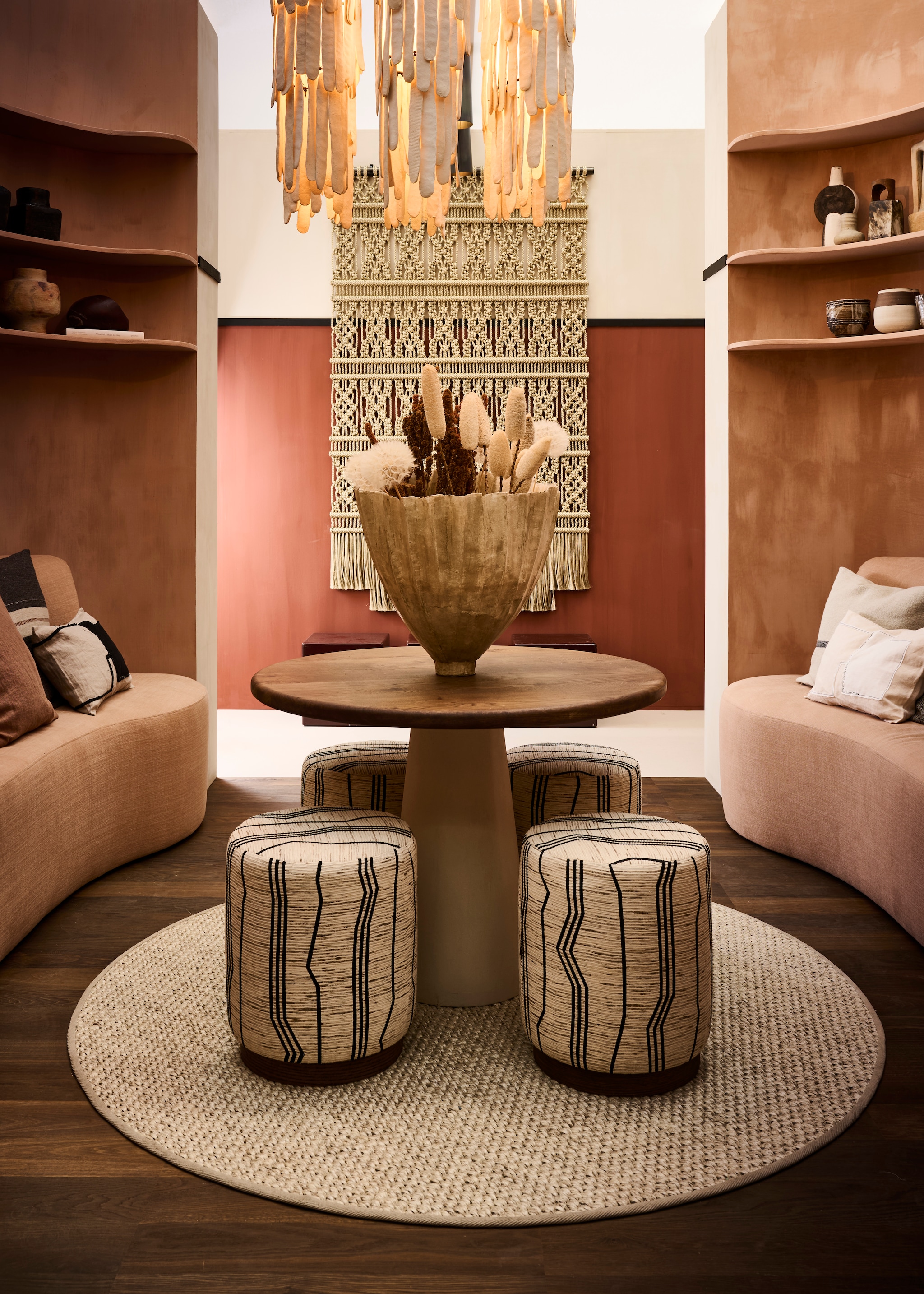 Wandkasten op maat gemaakt door Combitex, prijs op aanvraag (com-anders.nl). Hanglamp Messy Pods van MVN&I (mvninteriors.com). Vaas op tafel, papierkunst, prijs op aanvraag (elsavisser.com). Macramé wandkleed Silky Gold Metallic met stang, prijs op aanvraag (millanovo.com). Bekijk alle overige productinformatie via go.vtwonen.nl/vt7-2025. vtwonen 07-2025 | styling Liza Wassenaar | fotografie Sjoerd Eickmans