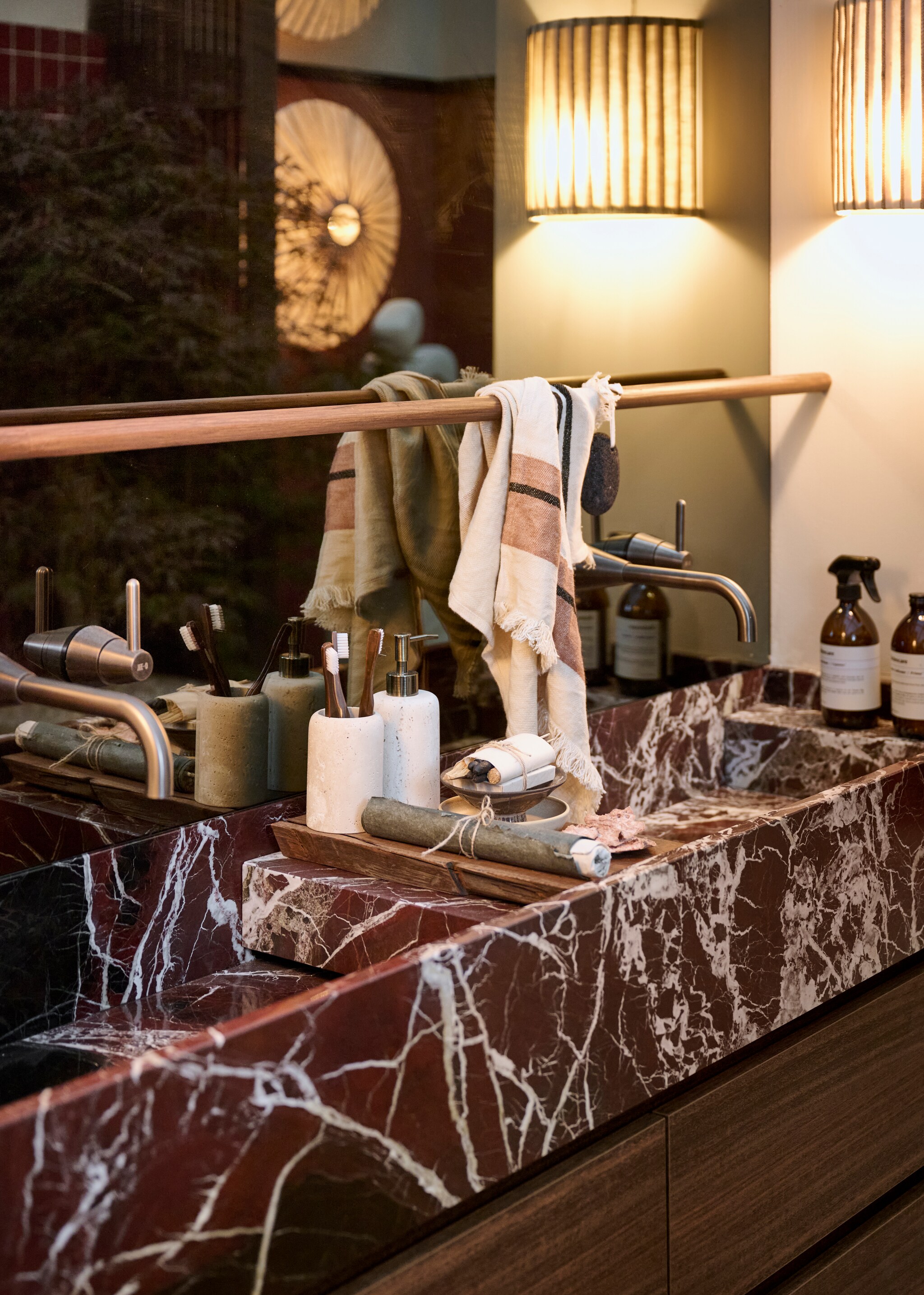 Wandtegels Pradolongo Garnet Brillo van Heritage, vloertegels Limestone Cream, onderkast Koper Eiken op maat gemaakt door Sanibell, wastafel van Rosso Levanto op maat gemaakt van Grillo, marmeren plateau M en spiegel op maat gemaakt door AGC via Ton Scholten (tonscholten.nl). Wandrek op maat gemaakt door Combitex, hout, prijs op aanvraag (com-anders.nl). Bekijk alle overige productinformatie via go.vtwonen.nl/vt7-2025. vtwonen 07-2025 | styling Liza Wassenaar | fotografie Sjoerd Eickmans