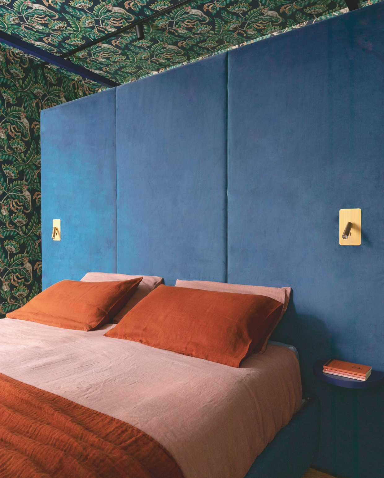 Bed ontworpen door Studio Tamat. Linnen lakens en deken Once Milano. Wandlampen Faro Barcelona. Eyecatcher is het behang van Cole &amp; Son. Stijlvol Wonen 04-2025 | styling Francesca Sironi | fotografie Monica Spezia | tekstbewerking Tanne Donjarcour Gielen | prouctie Living Inside | tekst Francesca Sironi