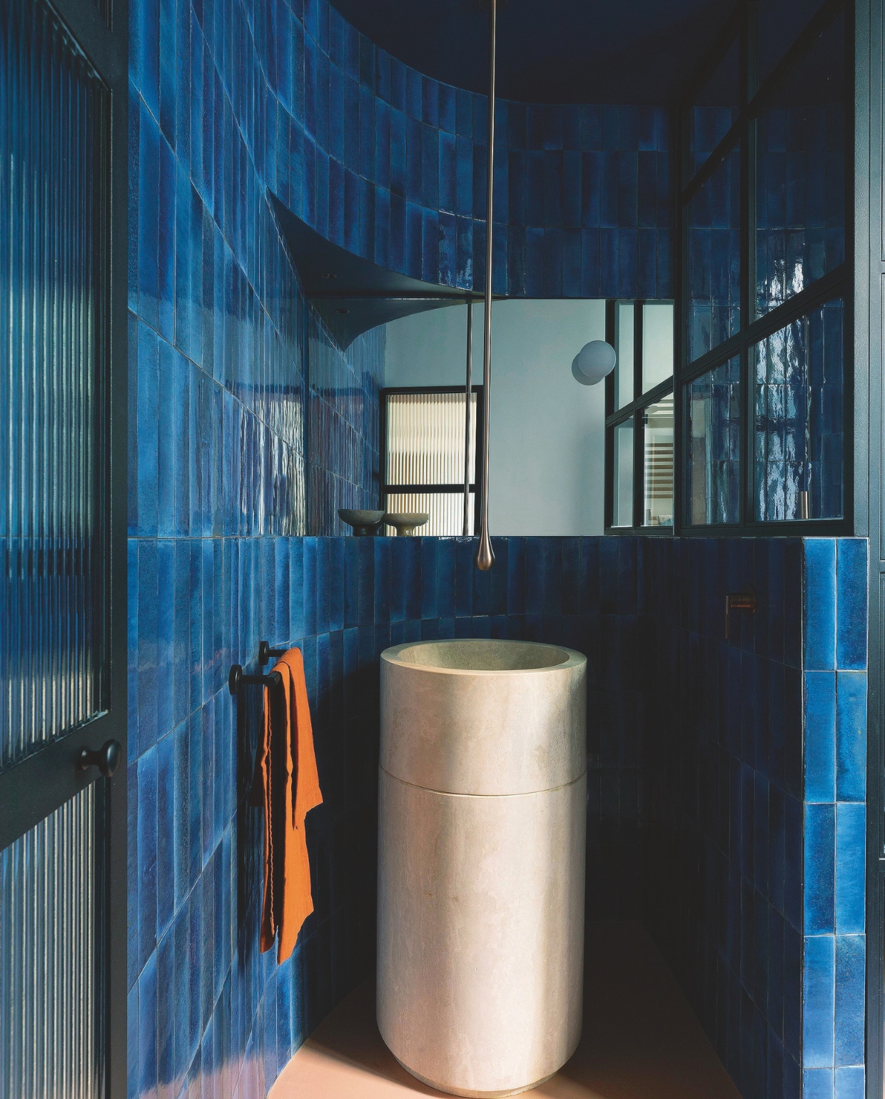 De badkamer met maatwerk wastafel van travertin. Kraan Gessi. Badlinnen Once Milano. Stijlvol Wonen 04-2025 | styling Francesca Sironi | fotografie Monica Spezia | tekstbewerking Tanne Donjarcour Gielen | prouctie Living Inside | tekst Francesca Sironi