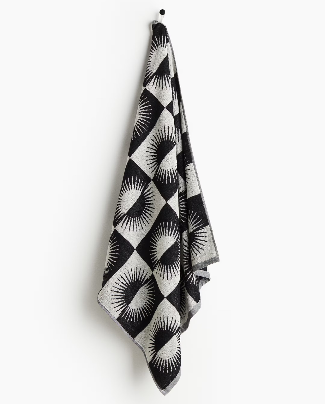 Katoenen strandlaken met dessin, 80x165 cm €17,99,- (hm.com). vtwonen