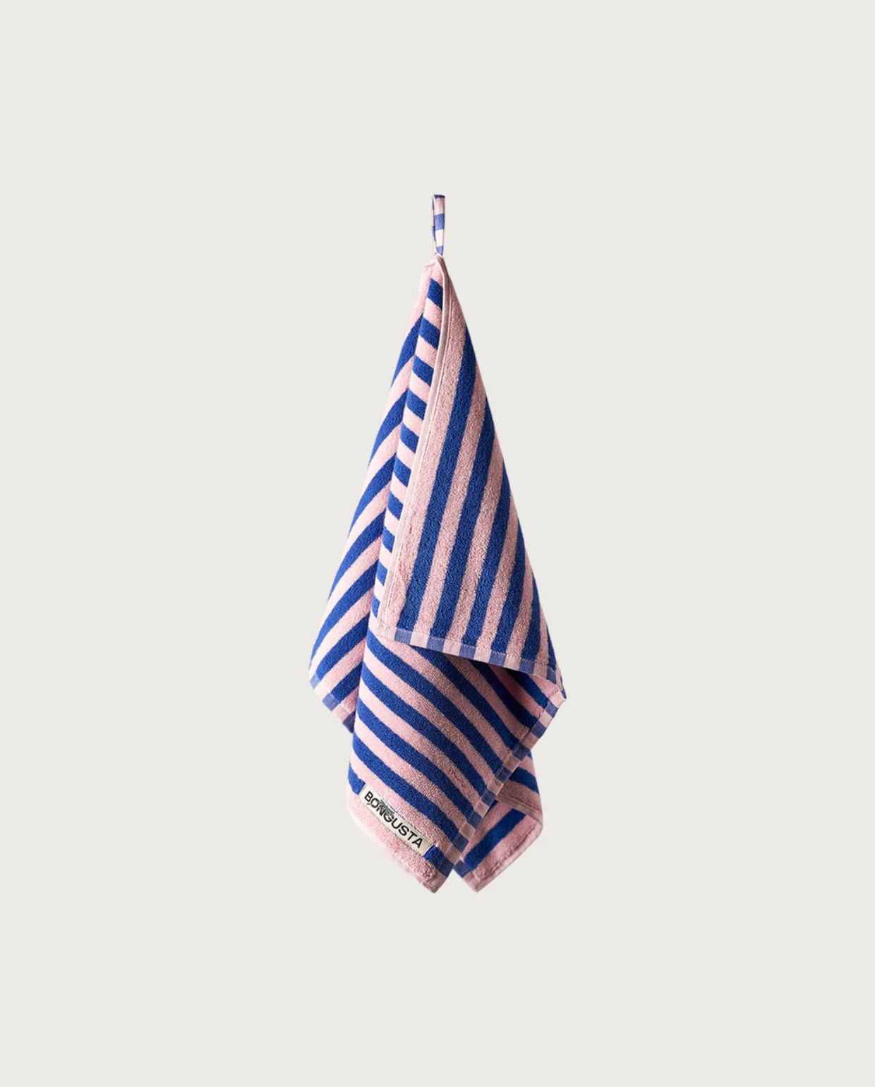 Gekamd katoenen Naram handdoek, 100x150 cm €80,- (bongusta.dk). vtwonen