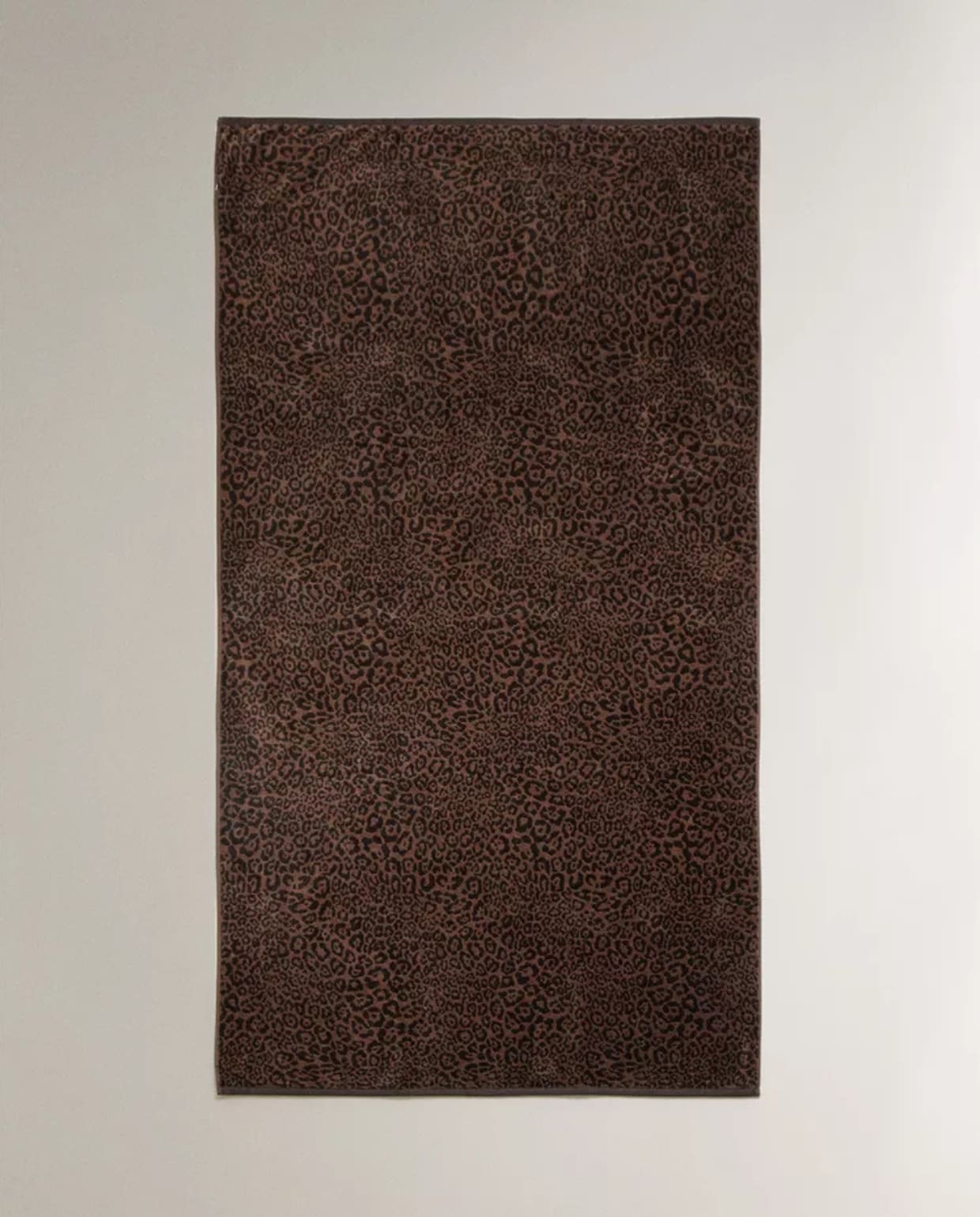 Katoenen velours strandhanddoek met dierenprint, 100x180 cm €39,99,- (zarahome.com). vtwonen