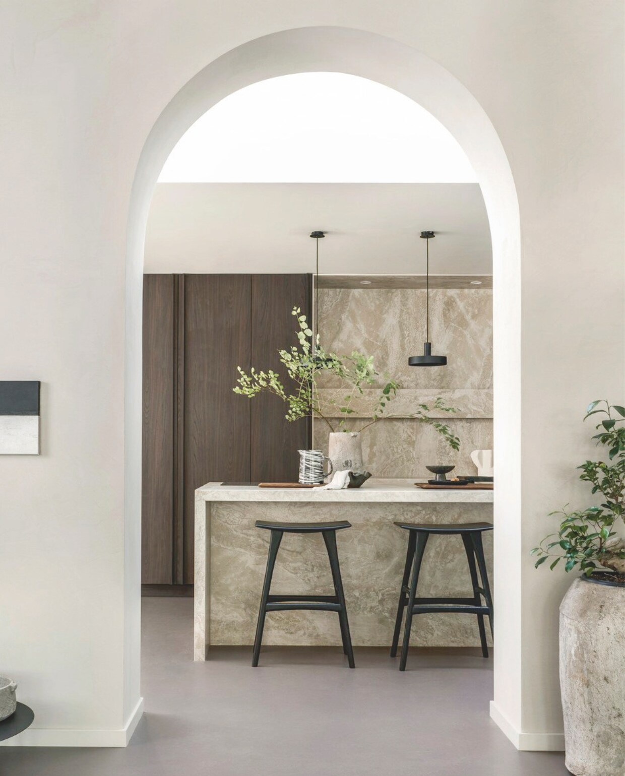 vtwonen Marmoleum vloer Honey Marble,200 cm breed, per m² € 52,40.Alles privébezit. vtwonen Landelijk 05-2025 | styling Kim van Rossenberg | fotografie Sjoerd Eickmans
