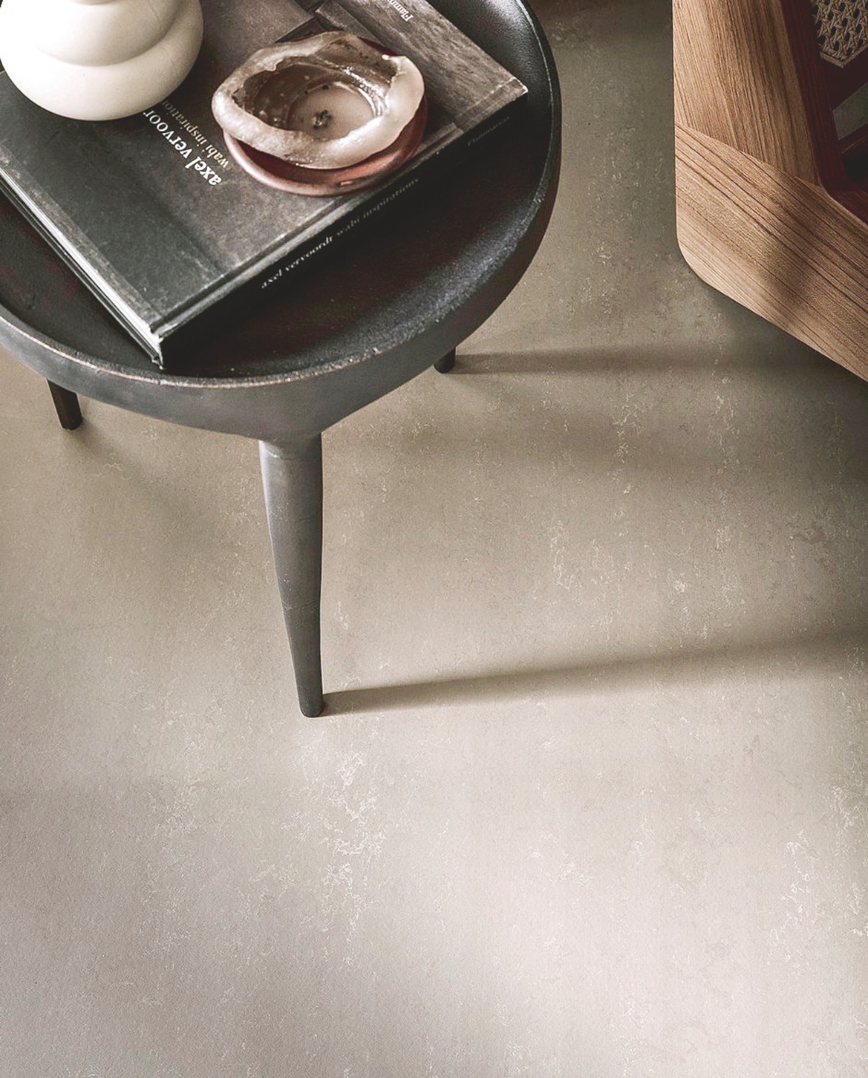 vtwonen Marmoleum vloer Honey Marble, 200 cm breed, per m² € 52,40.M.m.v. 101cph.com (bijzettafel). Overig privébezit. vtwonen Landelijk 05-2025 | styling Kim van Rossenberg | fotografie Sjoerd Eickmans