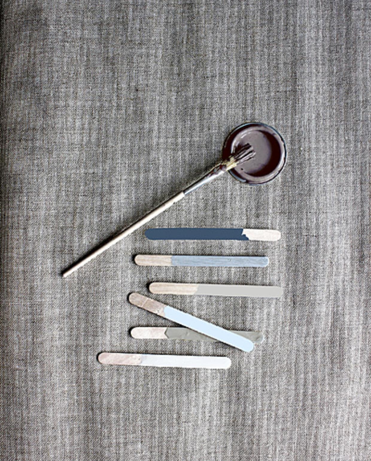 Verfpotje Gritti (cartecolori.nl), van boven naar beneden Stiffkey Blue (farrow-ball.com), Bone China Blue (littlegreene.nl), Dimpse (farrow-ball.com), Delicate Blue (littlegreene.nl), Cotton Beige (pure-original.com), Hans (fairf.eu), vtwonen Landelijk 04-2025 | Fotografie Marnie Hawson