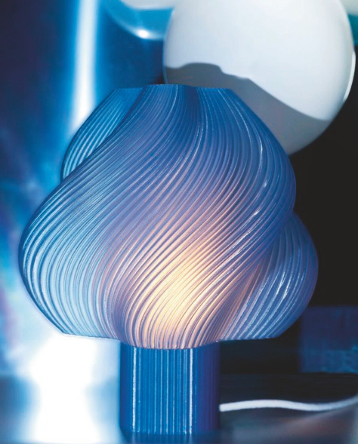 Awardwinnende tafellamp Soft Serve Grande in Blueberry Sorbet, 3D-geprint in biologisch afbreekbare kunststof, 30x34 cm (Øxh) € 360,- (creme-atelier.com). Stijlvol Wonen 04-2025