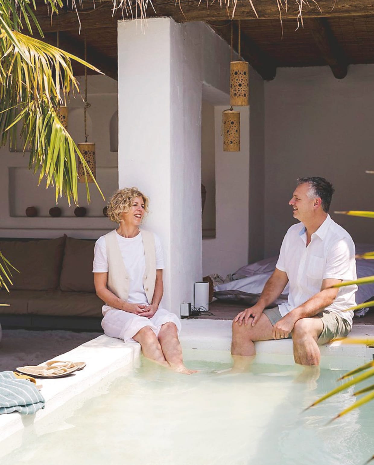 De bewoners bij de plunge pool van 2,5x5 m. Overig privébezit. vtwonen special zomerboek 12-2025 | fotografie Corine Hoge Bavel-Jansen | tekst Caroline Westdijk
