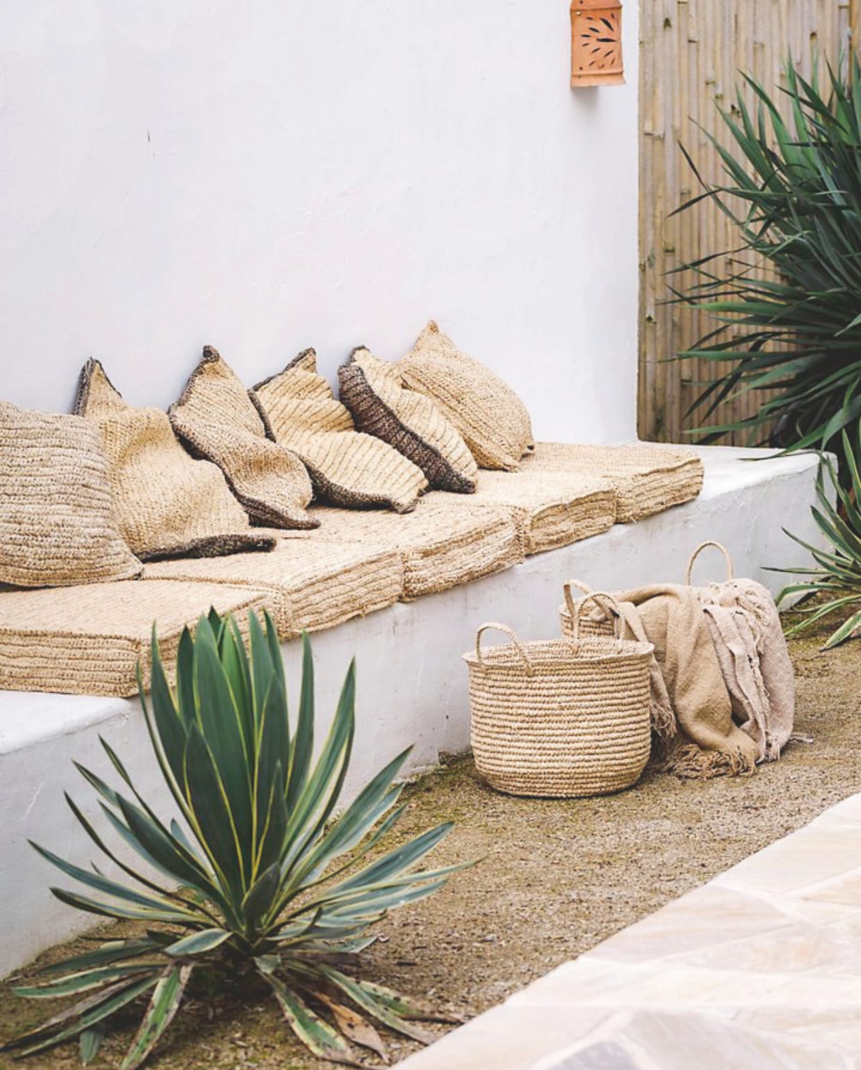 Linnen plaid, sisal matraskussens, manden, sierkussens en onbehandelde bamboedelen van 2x2 meter Coco homeliving. vtwonen special zomerboek 12-2025 | fotografie Corine Hoge Bavel-Jansen | tekst Caroline Westdijk