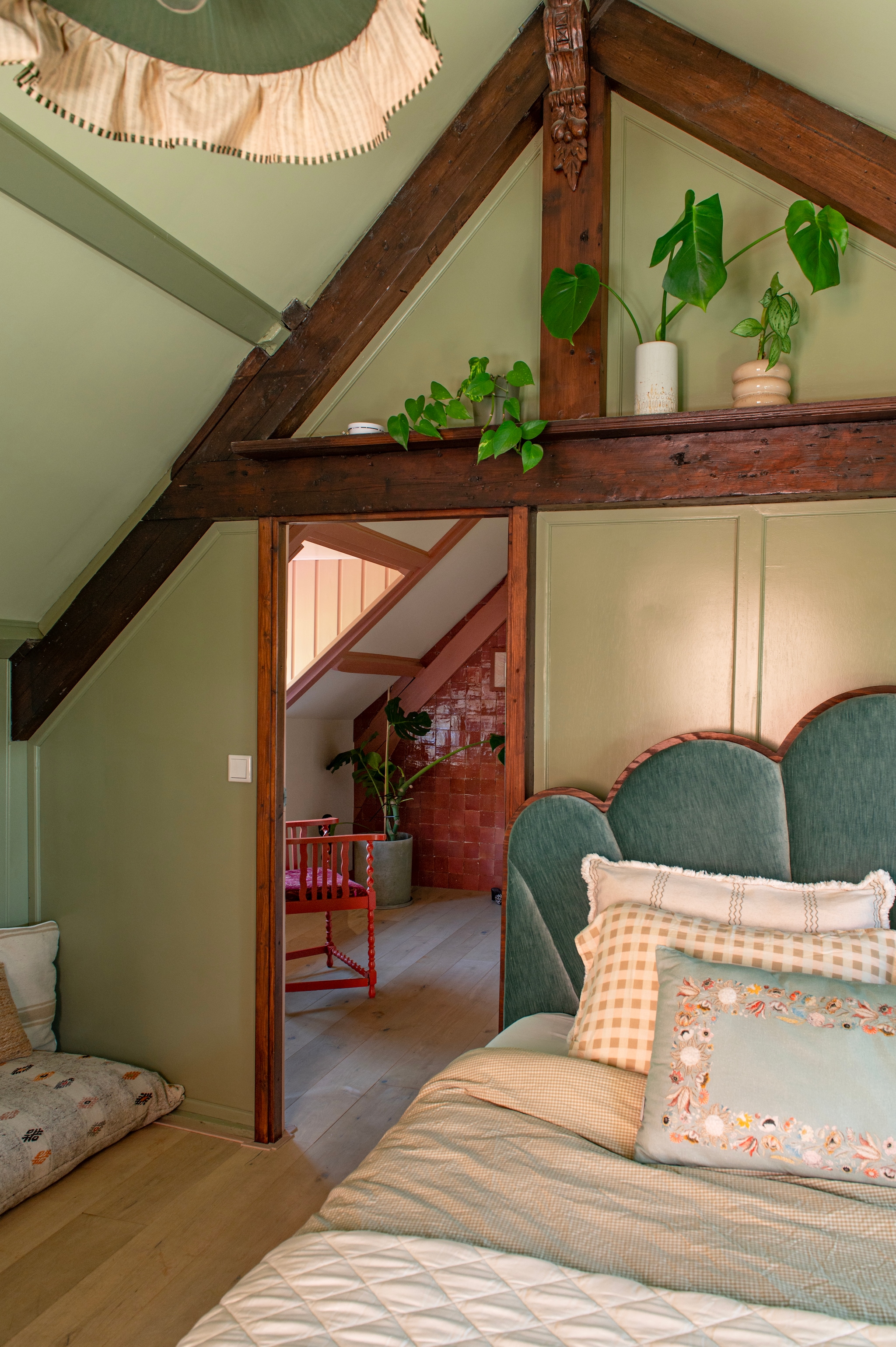 Kleur wand en balken Moss van Lab Paint. Plafondkleur Olive Oil van Little Greene. Bed, hoofdbord en achterste kussenhoezen zelfgemaakt. Geruite kussenhoezen, blauwe hoes en sprei Essenza. Gingham dekbedovertrek Zara Home. vtwonen DIY special 03-2025 | fotografie Caroline Coehorst