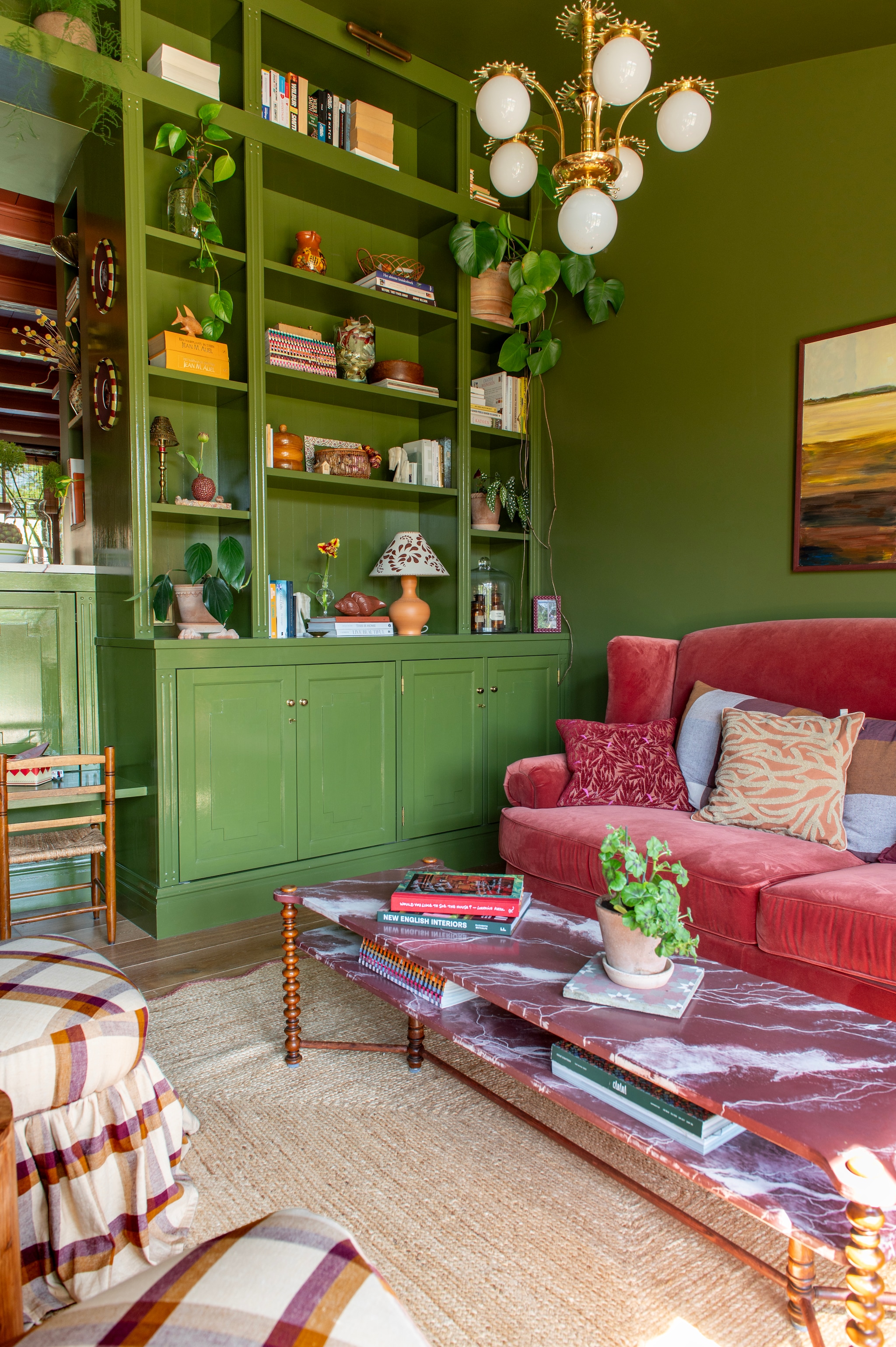 Muur- en plafondkleur Bancha en kleur op pui Sap Green van Farrow & Ball. Hanglamp via Catawiki, schilderij via Marktplaats. Gordijnen zelfgemaakt, stof via Bemz. Kussens zelfgemaakt en Palais, salontafel zelfgemaakt, vloerkleed via Etsy. Stoelen gestoffeerd met drie tafelkleden van HKliving, bank gestoffeerd met stof Emperor Bordeaux van De Groot Stoffen. vtwonen DIY special 03-2025 | fotografie Caroline Coehorst