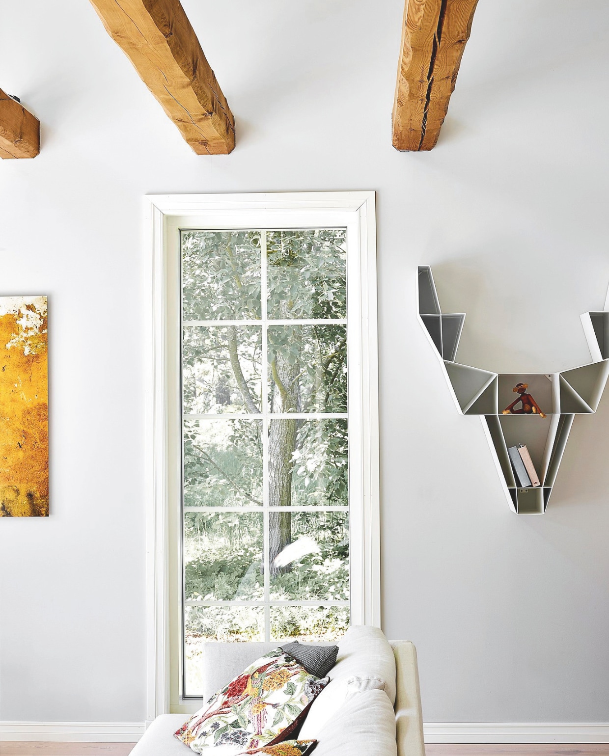 De bank is van het Finse Hakola, vergelijke modellen bij Nordic Nest en Bolia. Wandkast Deer Shelf van Be Design. vtwonen Landelijk 05-2024 | Styling Jonna Kivilahti | Fotografie Krista Keltanen