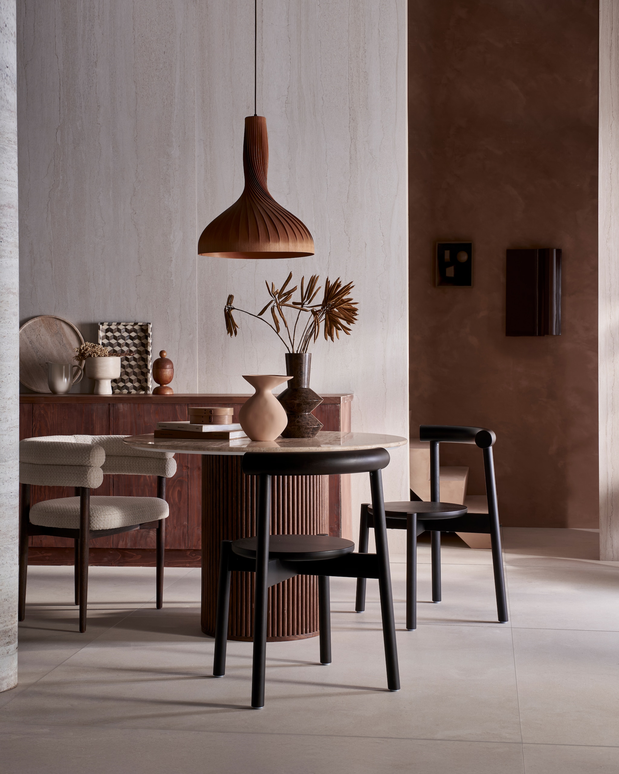 vtwonen tegel Earth in Sabbia, 75x75 cm, per m² vanaf € 54,50.

M.m.v. pietjonker.nl (eettafel en stoelen), lauthentique.nl (kalkmuurverf Oorspronkelijk 39), weldaad.com (houten potten), householdhardware.nl (schaal en tadelakt schaal op voet), hm.com (vaas), serax.com (keramieken kruk). Overig privébezit. vtwonen Landelijk | fotografie Jeroen van der Spek | styling Cleo Scheulderman