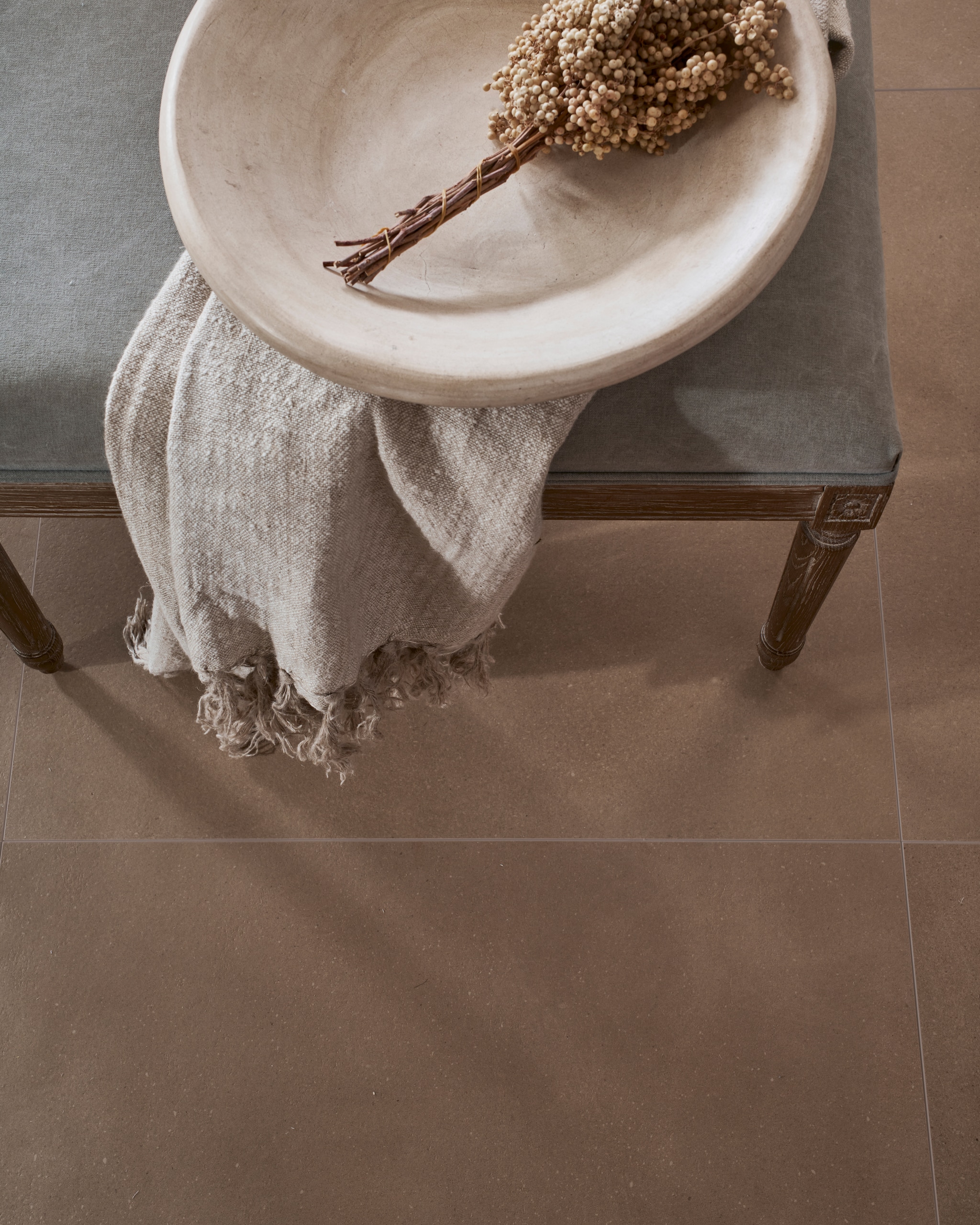 vtwonen tegel Earth in Sabbia, 75x75 cm, per m² vanaf € 54,50.

M.m.v. householdhardware.nl (schaal van tadelakt). Overig privébezit. vtwonen Landelijk | fotografie Jeroen van der Spek | styling Cleo Scheulderman