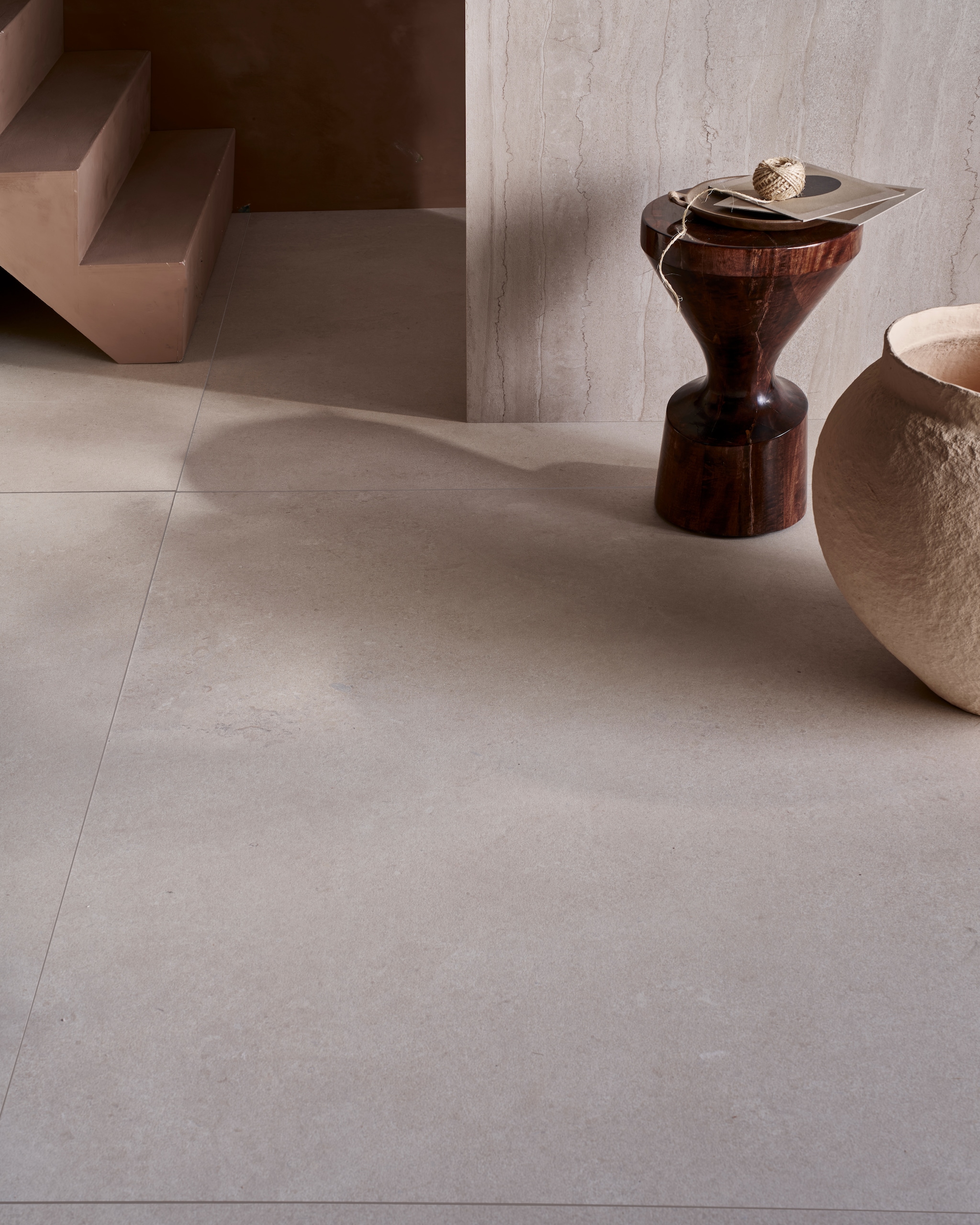 vtwonen tegel Earth in Sabbia, 75x75 cm, per m² vanaf € 54,50. M.m.v. lauthentique.nl (kalkmuurverf Oorspronkelijk 39), serax.com (keramieken kruk). Overig privébezit. vtwonen Landelijk | fotografie Jeroen van der Spek | styling Cleo Scheulderman