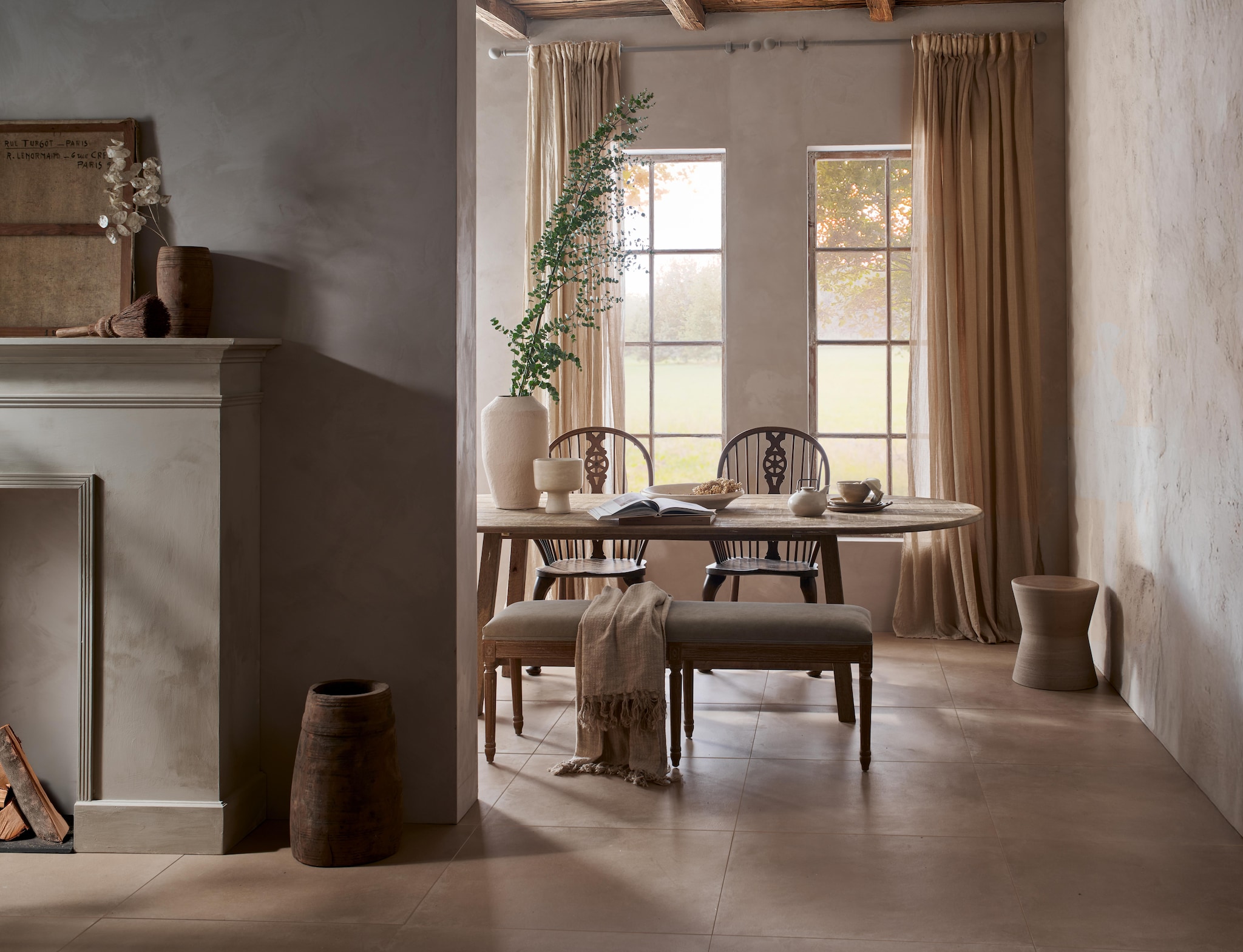 vtwonen tegel Earth in Sabbia, 75x75 cm, per m² vanaf € 54,50. 

M.m.v. householdhardware.nl (schaal van tadelakt). Overig privébezit. vtwonen Landelijk | fotografie Jeroen van der Spek | styling Cleo Scheulderman