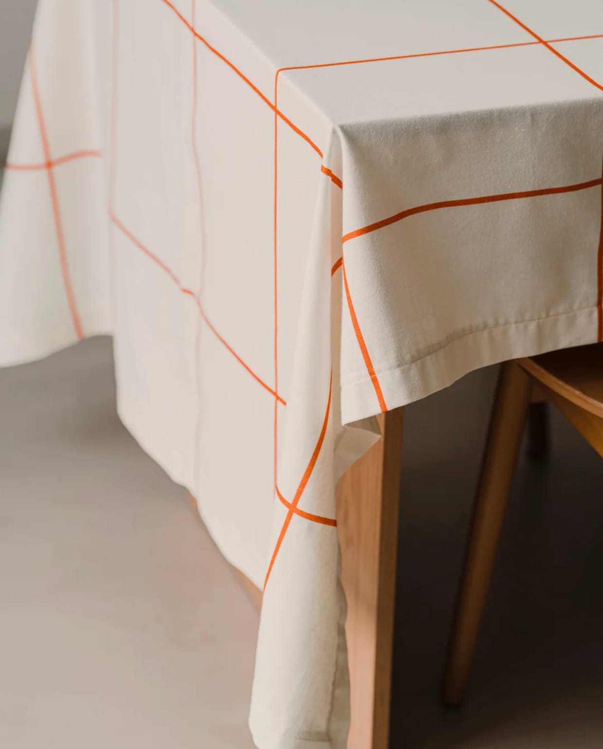 vtwonen tafelkleed MARR noo.ma, katoen, wit, 250x140 cm (lxb) € 79,-. ( shop.vtwonen.nl) shop.vtwonen.nl