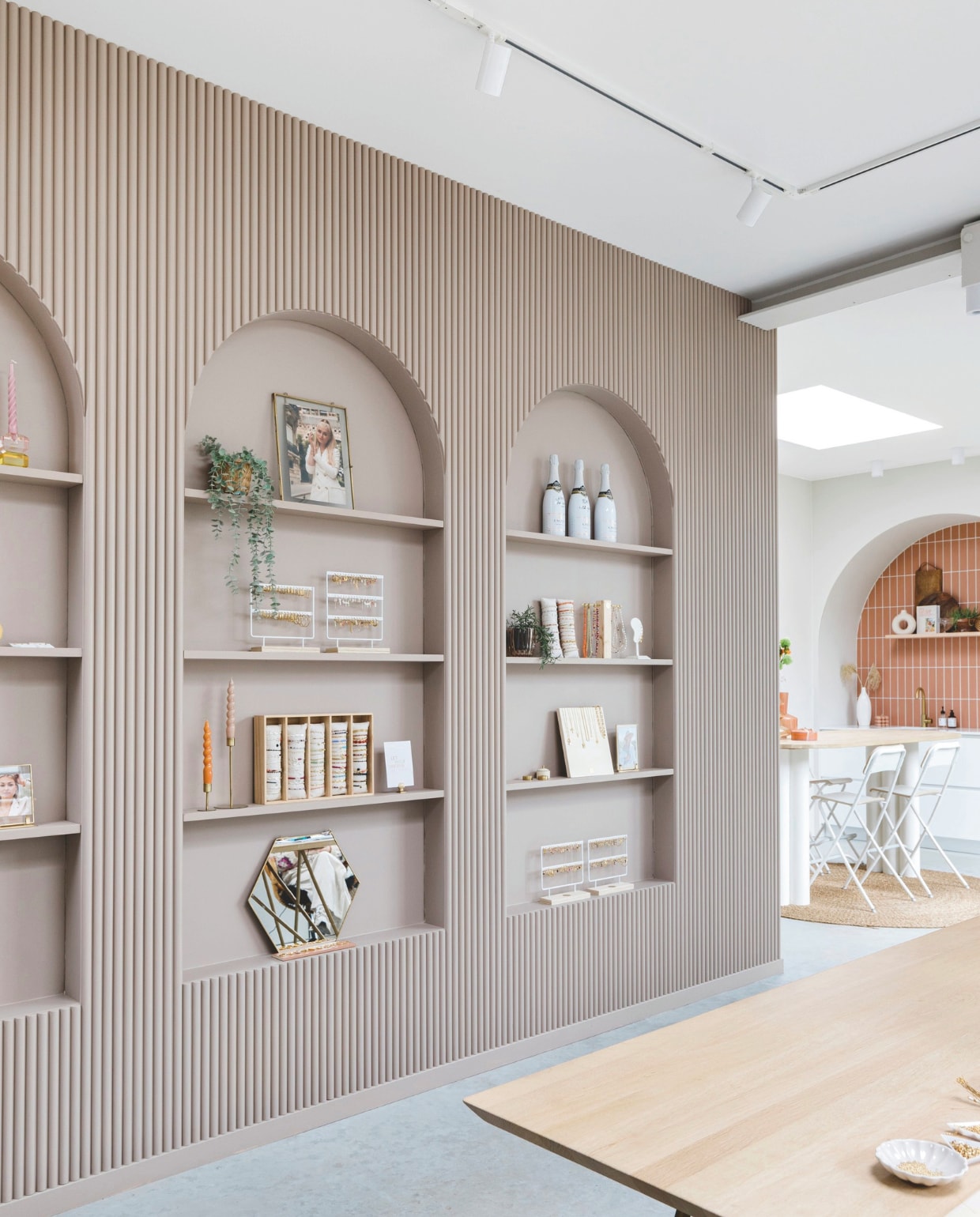 Lattenwand met nis zelfgemaakt door Sjors. Kleur Dead Salmon van Farrow &amp; Ball. Sieraden Label Kiki. vtwonen 05-2025 | fotografie Corine Hoge Bavel