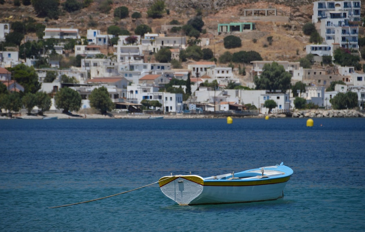 Uitzicht vanaf het water op Chalki. Pixabay