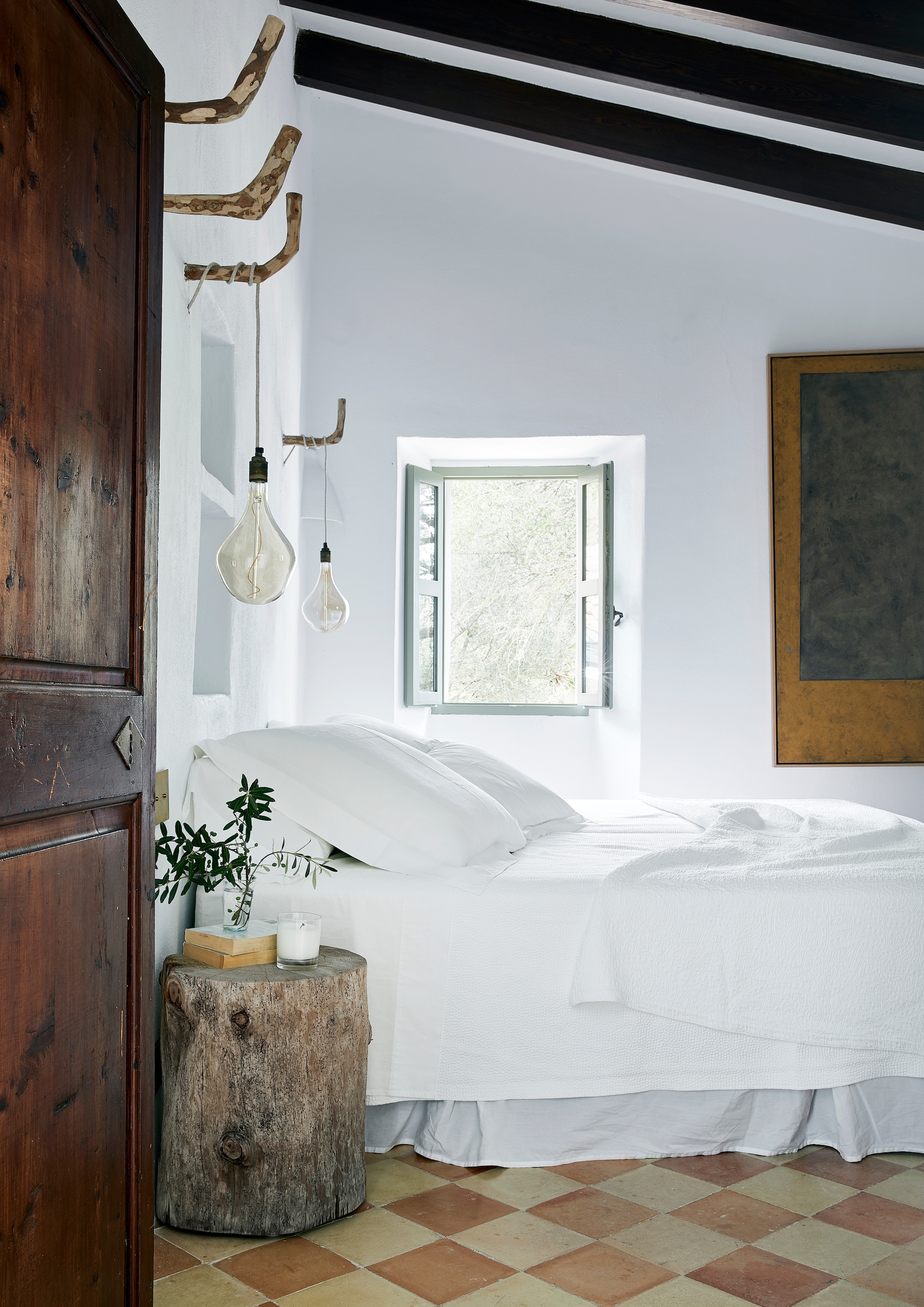 Hanglamp, boomstamtafel More Decor, wit beddengoed soortgelijk Hema, overig herkomst onbekend. vtwonen 08-2025 | productie Living Inside | styling Tille DEl Negro | fotografie Greg Cox