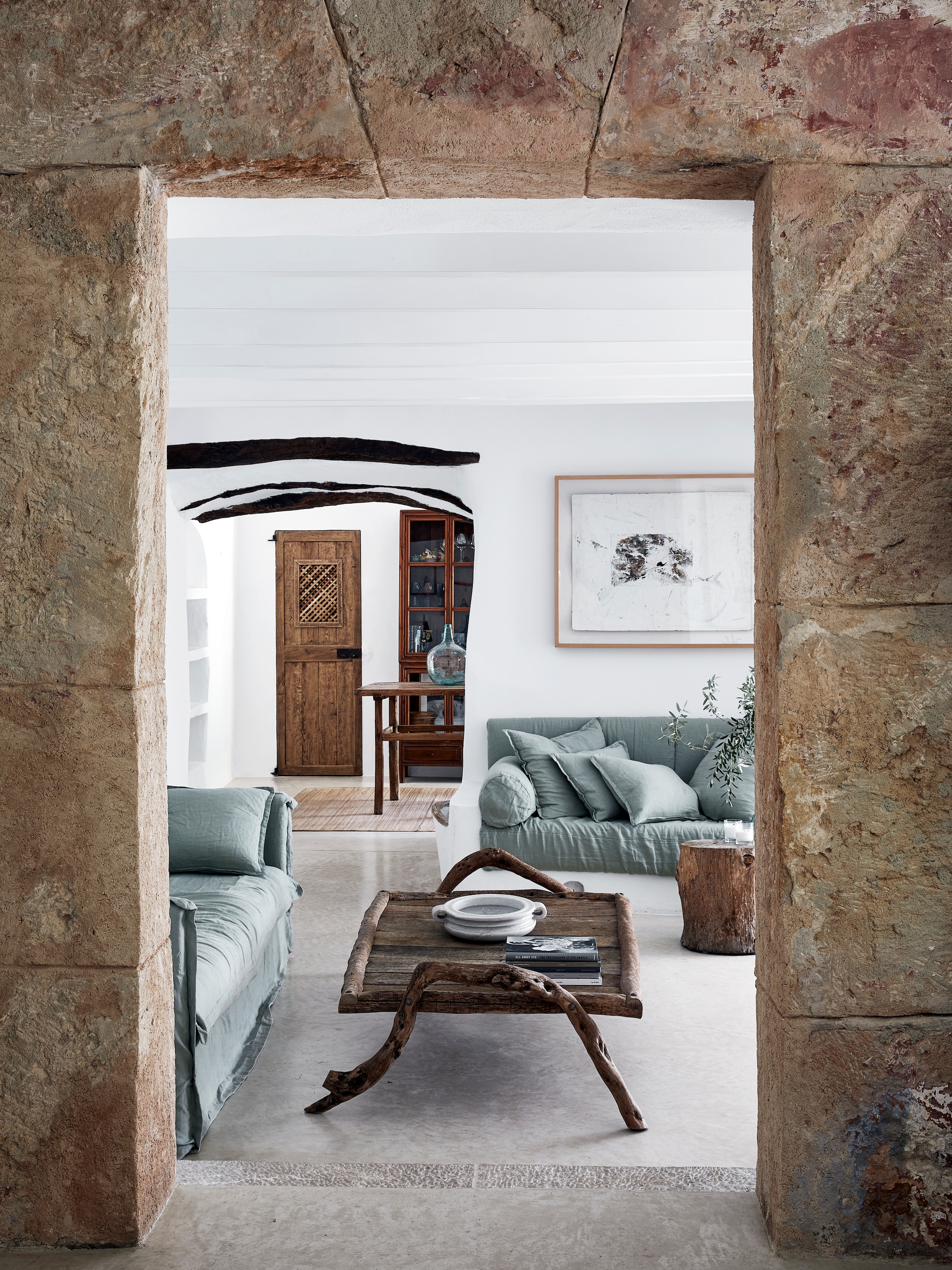 hoe je met doorleefd hout het interieur karakter geeft zoals in deze villa op mallorca